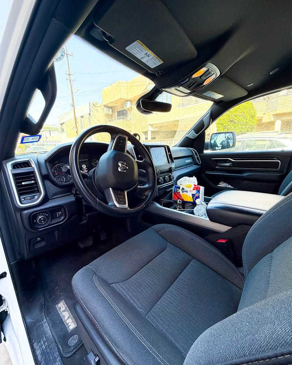 السلام عليكم
🔴 للبيع او مراوس بسورنتو 

RAM 1500 BIG HORN 

رام 1500  باب قصير

الموديل :2023 . (عدادات كيلو متر + لغة السيارة عربية) . 
العداد :   60 الف كيلو
المحرك : V8 5.7L . 
🔴 حادث فقط جاملغ خلفي بدون دواخل
🔴 السعر :  255 وبيها مجال بسيط  
🔴رقم دهوك الجديد

المواصفات :
* نقطة عمياء. 
* كاميرة خلفية.
* لوحة القیادة دیجيتال
* المصابيح الخلفية LED. 
* ⁠المصابيح الامامية زنون
* دخول ذكي (بصمة). 
* تشغيل عن بعد .
* شاشة 
* نظام ملاحة نفكيشن GPS.
* حساسات امامية وخلفية.

* مكيف خلفي.
*محدد سرعة.
* ويل كروم قياس 20 انج.
* نظام اطفاء وتشغيل اوتماتيكي.
* مرايا كهربائية جانبية من الكروم قابلة للطي كهربائيا.
* الشباك الخلفي كهربائي. 
* المرايا الجانبية تدفئة. 
* باب الصندوق كهربائي.
* امكانية تعديل ارتفاع دواسات البنزين والبريك.
* هاند بريك كهربائي.
* حساسات امامية. 
* حساسات خلفية. 
* مرايا مع خاصية التعتيم الذاتي. 
🔴 مكان السيارة بغداد 
   :
 التواصل على الرقم***********
