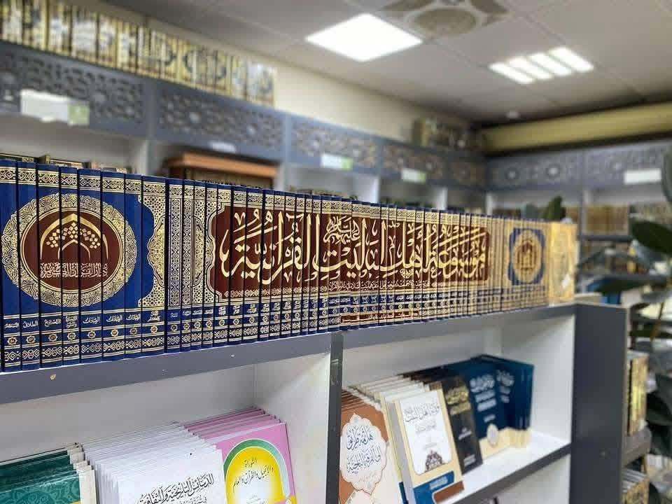 موسوعة أهل البيت (عليهم السلام) القرآنية
🟡 السعر 235 الف مع التوصيل .

🟡 للتواصل واتساب : ***********

✨ أول موسوعة قرآنية تجمع منهج الثقلين (الكتاب والعترة) في بيان علوم القرآن وتفسيره، تضم بين دفتيها أكثر من 35,000  حديث نبوي عن النبي وأهل بيته صلوات الله عليهم ، في 60 مجلدًا متكاملاً.

📖 محتويات الموسوعة

تتألف الموسوعة من ثلاثة حقول معرفية، تغطي مختلف الجوانب القرآنية والعقدية والفقهية، وهي:

🔹 المجموعة القرآنية | 29 مجلدًا

تشمل هذه المجموعة علوم القرآن وتفسيره، وتضم:
✅ كتاب الثقلين
✅ فضائل القرآن
✅ حرمة القرآن
✅ تاريخ القرآن
✅ قواعد التفسير
✅ تنزيل القرآن (مجلدان)
✅ التفسير الموضوعي
✅ تفسير القرآن بالقرآن
✅ قراءة أهل البيت
✅ علوم القرآن
✅ السنن والأمثال
✅ القصص القرآني (مجلدان)
✅ الجدل في القرآن
✅ رد الشبهات
✅ أخلاق القرآن - الترغيب والترهيب (مجلدان)
✅ طب القرآن
✅ الدعاء
✅ المخلوقات في القرآن
✅ المفردات (سبعة مجلدات)

🔹 المجموعة العقائدية | 22 مجلدًا

تتناول العقائد الإسلامية وفق رؤية أهل البيت (عليهم السلام)، وتشمل:
✅ التوحيد والعدل (أربعة مجلدات)
✅ النبوة والإمامة
✅ قصص الرسول وفضائله (مجلدان)
✅ فضائل الإمام علي (مجلدان)
✅ فضائل السيدة الزهراء
✅ فضائل الإمامين الحسن والحسين
✅ فضائل أهل البيت (ثلاثة مجلدات)
✅ فضائل الإمام القائم (عج)
✅ فضائل الشيعة
✅ أعداء الله (مجلدان)
✅ الرجعة
✅ المعاد
✅ الإيمان والكفر

🔹 المجموعة الفقهية | 8 مجلدات

تستعرض الأحكام الشرعية والتشريعات الفقهية، وتضم:
✅ العبادات (ثلاثة مجلدات تشمل فروع الدين العشرة)
✅ التجارة والعقود
✅ النكاح
✅ الطلاق
✅ الأحكام
✅ القضاء

🔹 المجلد الستون: الدليل والفهارس

يحتوي هذا المجلد على:
📌 خطة العمل واللجان العاملة
📌 فهارس شاملة تسهّل البحث والاستفادة من الموسوعة

⚜️ المميزات الفنية للموسوعة

📖 طبعة ملونة وتجليد فني مذهب يعكس فخامة المحتوى العلمي.
📖 تمييز الآيات القرآنية باللون الأحمر، بينما كُتبت الأحاديث باللون الأسود، لسهولة القراءة والتصفح.
📖 ترقيم موحّد للأحاديث من أول جزء إلى آخره، لتسهيل البحث والمقارنة بين الأجزاء.
📖 كل حديث يحمل عنوانًا جامعًا، يربط بين عنوان الكتاب والنص القرآني والنص الروائي، مما يسهل استيعاب مضمونه.

👤 المشرف التنفيذي

🔸 د. السيد مرتضى جمال الدين

📜 اللجان العاملة

🔹 الهيئة الاستشارية
🔹 اللجنة العلمية
🔹 اللجنة الفنية
🔹 لجنة التدقيق

⏳ مدة العمل

📅 استغرق إعداد هذه الموسوعة أكثر من عشر سنوات من البحث والتدقيق والتنقيح العلمي.

📢 إصدار دار القرآن الكريم – العتبة الحسينية المقدسة - دار وارث

✨ إضافة فريدة لمكتبة الفكر الإسلامي، ومرجع لا غنى عنه لكل باحث وطالب علم.

