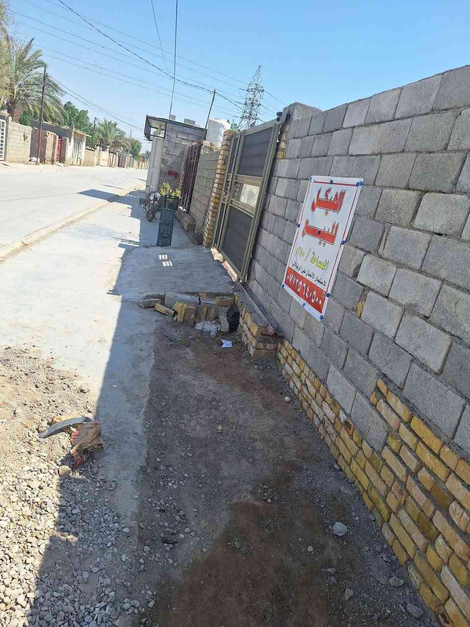 سلام عليكم هيكل للبيع مساحة ٣٥٠م  على شارعين بناء طابوك درجة اولى ارضية رفت شارع صب بشارع العتابي يبعد عن شارع سايدين ١٥٠م خدمات كاملة مي مجاري كهرباء للاستفسار اتصل ***********
