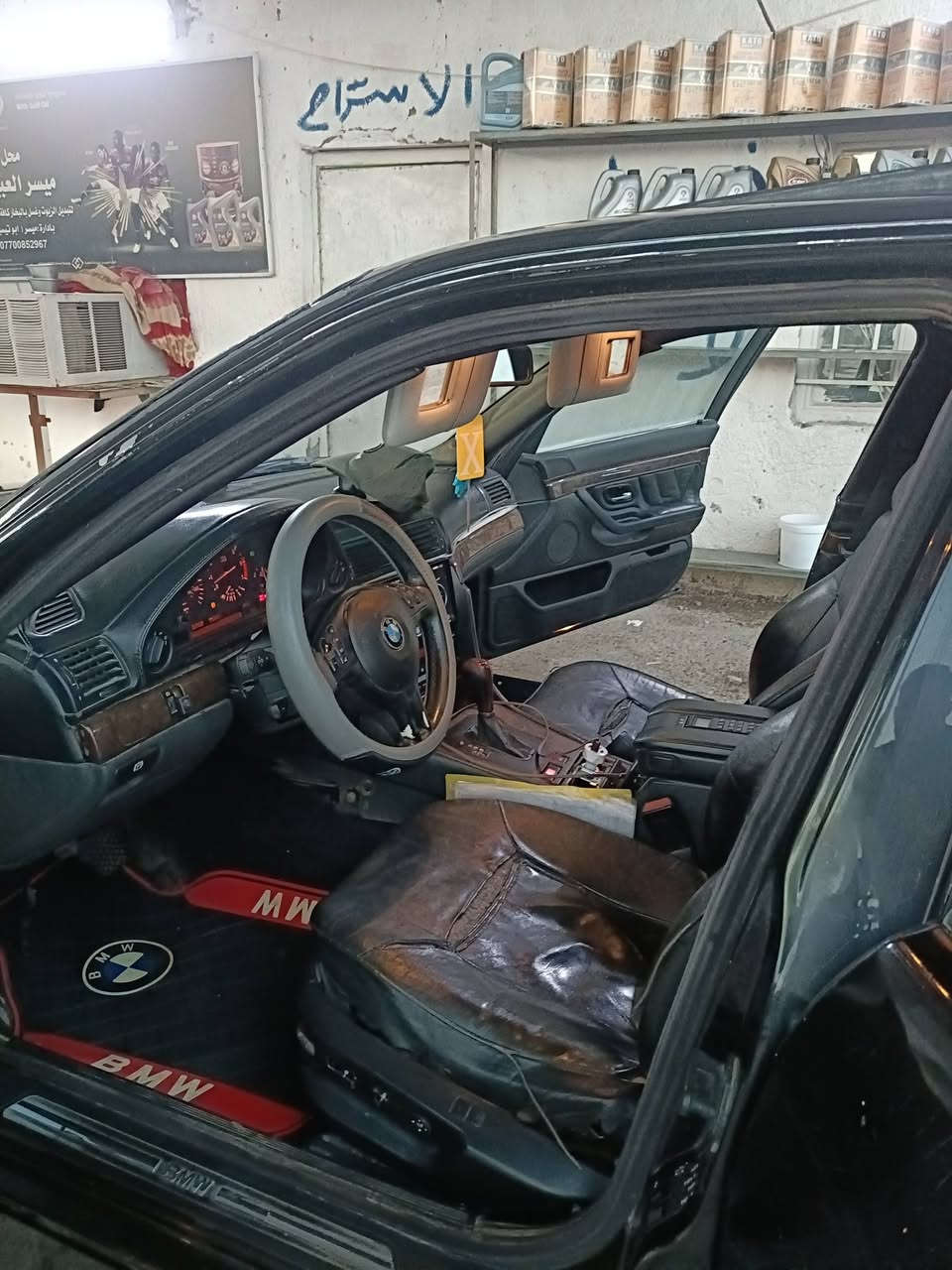 السلام عليكم بي ام خفاش للبيع 
موديل 2000 اصل 750//الي بيها حاليا 44هوه
السيارة في اي بي مواصفات 
يدات باب لد داخل خارج
فتحه 
دبل جام 
خمس بردات
برده خلفيه كهرباء
ميز طعام
مرايه قلاب بل كشن
ضهر كسار 
تليفون امامي خلفي
صندوك شفط
جكات خلفيه
لايت زنون اصلي يعني بليل نهار 
رقم الماني بسمي يعني التحويل ثاني يوم
ويل كب باخره حجم 19
لارج باب طويل 
نظام رئاسي
هاتف ***********
السعر 70
وبيها مجال لطيبين تحياتي وتقديري لكم حميعآ
