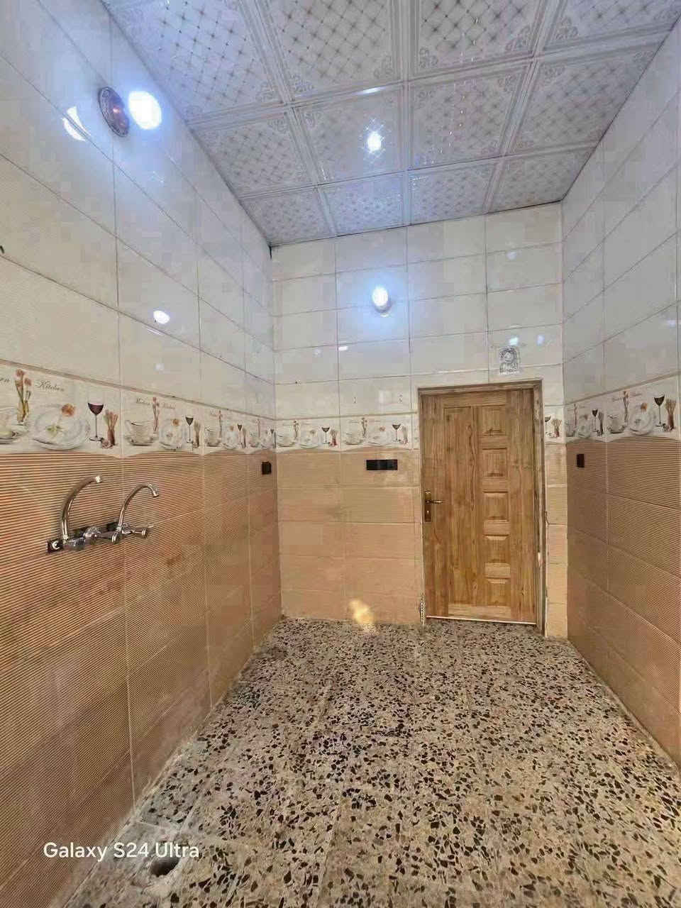 بيت لبيع بشارع المطارالجديد بشارع الشفلات المساحه ١٠٠متر كونكريت مسلح البناء طابوك يحتوي على غرفه وصاله ومطبخ وستقبال ومكشوفه وصحيات وطارمه  السعر ٤٠وبي مجال قليل البيت فرع طرشي الحبوبي  للستفسار ***********مكتب بركات ام البنين قرب مثلجات سنبله
