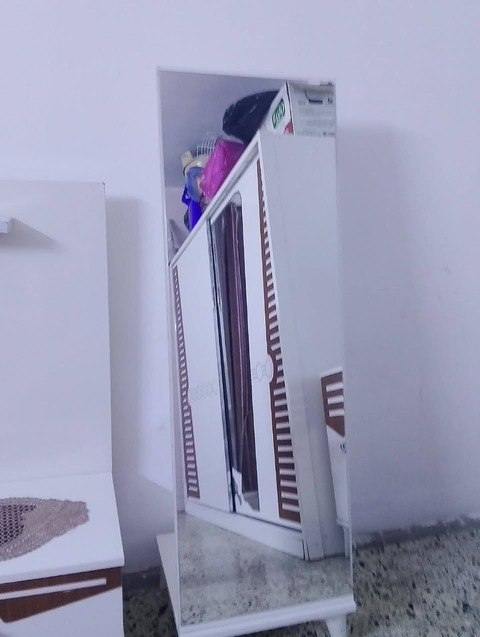 كنتور صاج قيم واخذ ابو ٣.
غرفة نوم ١٠ قطع نظيفة اي ضرر مابيهة ماعدا لمراية بيهة كسر مال كنتور. ب ٤٠٠ وبيهة مجال مكاني بغداد لشعب
