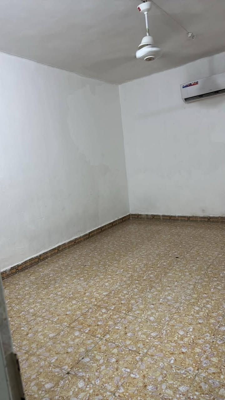 تحية طيبة…
مشتمل المساحة 100 مربع وجه 10 ونزال 10 بصف الركن شارع 6 متر متكون من طابقين الطابق الارضي يحتوي على غرفة نوم واستقبال وهول والطابق الاول يحتوي على غرفة نوم بالامكان اضافة غرفة ثانيه في الطابق الاول 

العنوان زين القوس شارع الشيرازي قرب الجسر 

السعر 85 مليون وبيه مجال
