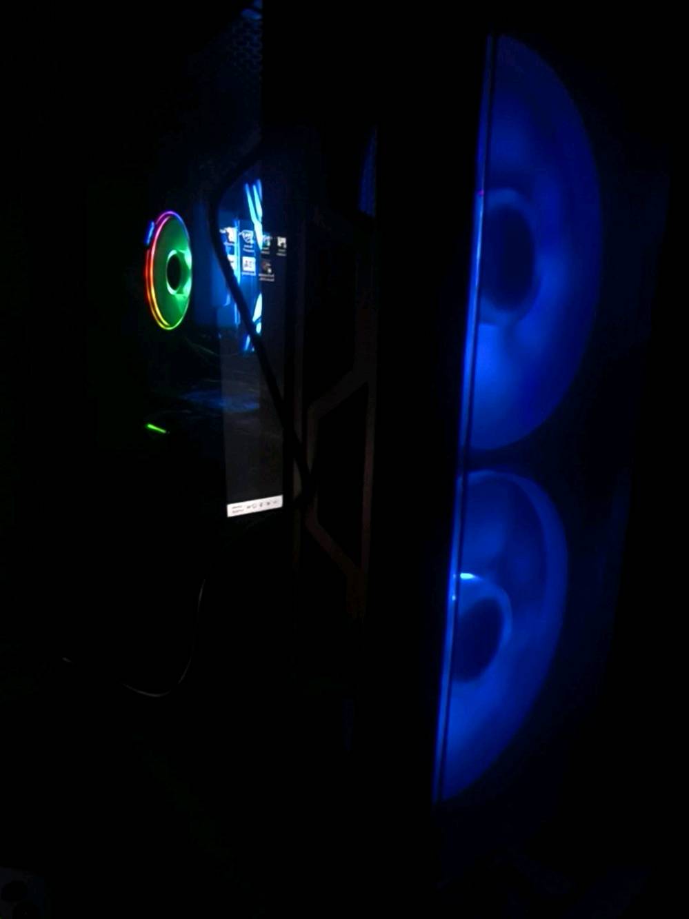 السلام عليكم اخوان ، تجميعه كيمنك جدا قويه للبيع .
• 🎮 GPU: NVIDIA GeForce RTX 2080 OC
• 🧠 CPU: AMD Ryzen 7 2700
• ⚡ RAM: 16GB DDR4 RGB (OLOY) 3200
• 💾 Storage: M.2 SAMSUNG 120GB (WINDOWS 11 PRO) + Lexar SSD 120GB + 1TB HDD
• 🖥️ Motherboard: MSI X470 
• 🔌 Power Supply: 600W Cooler Master
• 📦 Case: MSI ASUS Cooler master ARGB 4 BIG FANS

السعر 800
مكاني بغداد 
يتوفر توصيل لكافه المحافظات بشرط اخذها