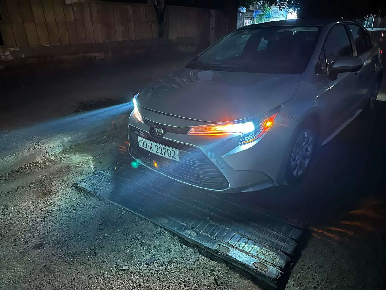 🚗 للبيع | كورولا 2025 وارد أمريكي | LE
✨ السيارة بحالة الوكالة وماشية فقط 6000 مايل، ومسجلة باسمي.

ملاحظات الشاصي:

- البنيد (الرفرف الأمامي) مصبوغ بلادي  (لم يتم تبديله نفسه مصلح) 
- الجاملغ الخلفي مصبوغ اليمين
- الجاملغ الأمامي اليمين بيه بارد بسيط
- خشم الشاصي جهة اليمين مصلح تصليح بسيط جدًا.
- الصور الخاصة بالحادث مرفقة مع المنشور بكل شفافية.

الميكانيك:

- التبريد مشحون غاز حديثًا والتبريد ثلج.
- السيارة لا تحتاج أي مصروف، وجاهزة للاستخدام. علما ان السياره من امريكا تعمل وتسير

المواصفات (LE):
✅ شاشة كبيرة تدعم Apple CarPlay وAndroid Auto.
✅ نظام صوت ممتاز.
✅ مرايا أوتوماتيكية كهربائية.
✅ أوتو لايت.
✅ إنارة LED مع هاي بيم أوتوماتيك.
✅ زينون.
✅ رادار أمامي وخلفي.
✅ مانع اصطدام.
✅ أوتو بريك أمامي وخلفي.
✅ كاميرا دواره مال ٢٠٢٥ بلاديه 
✅ مثبت سرعة ذكي مع القيادة شبه الذاتية.
✅ نظام المحافظة على المسار والتنبيه عند الخروج عنه.
✅ كاميرا ورادار مدمجان في الزجاج الأمامي.
✅ 10 وسائد هوائية (Airbags) جميعها سليمة.
✅ مانع انزلاق.
✅ وضع ECO.
✅ مناخ منفصل.
✅ تبريد ممتاز.
✅ داخلية مخمل.
✅ زجاج بلادي.
✅ ISOFIX لمقاعد الأطفال.
✅ شواحن أمامية وخلفية Type-C.

🚘 السيارة ما زالت بحالة الشركة ونظيفة جدًا.

💰 السعر: 24,250,000 دينار عراقي فقط
(أربعة وعشرون مليونًا ومائتان وخمسون ألف دينار)
السعر قابل للتفاوض للجادين فقط.

📸 صور الحادث مرفقة مع الإعلان لبيان كل التفاصيل بكل مصداقية.

📞 للاستفسار:
واتساب: ***********
واتساب: ***********

أبو جبل الخزعلي

