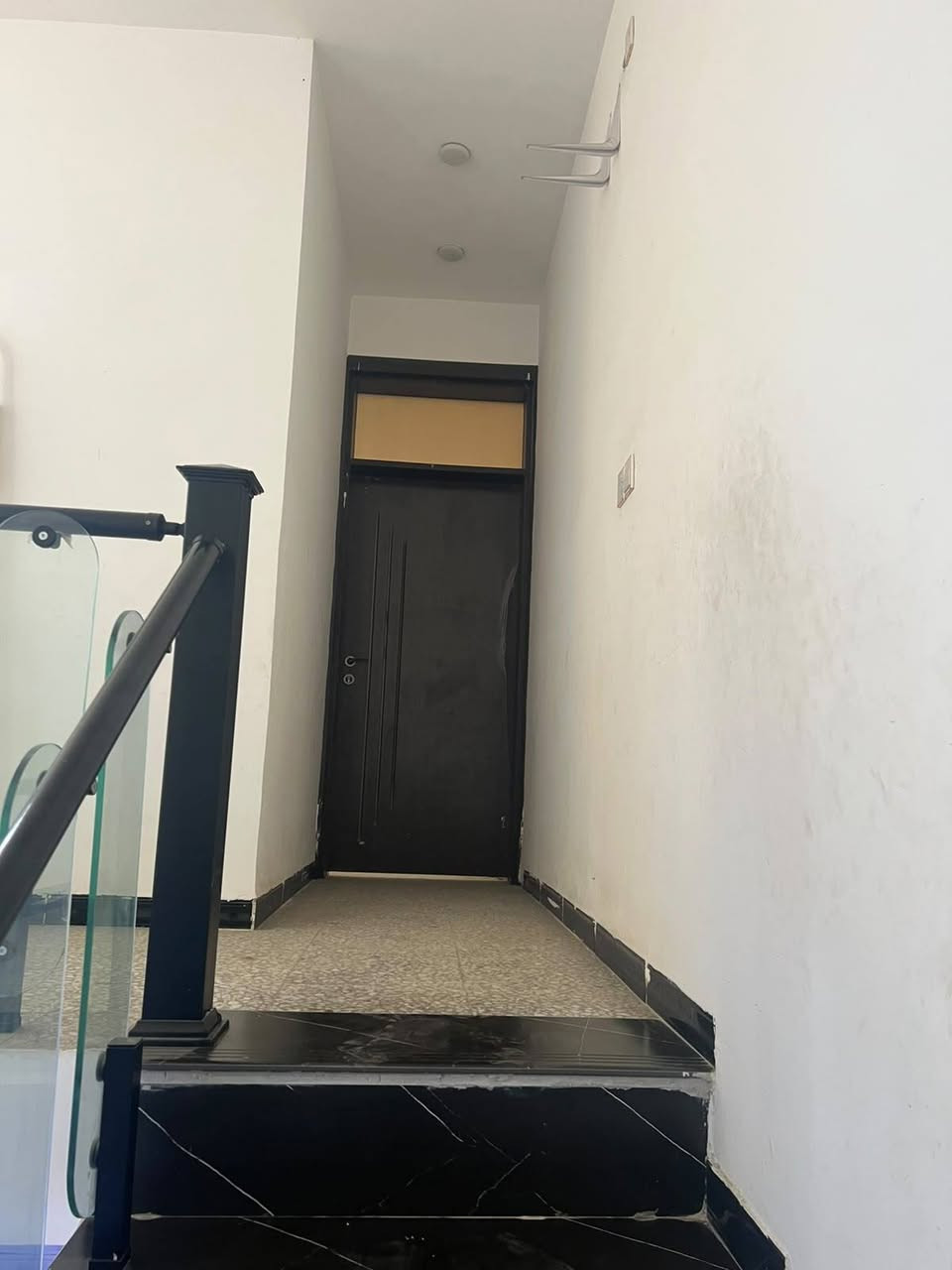 بيت للبيع العنوان📍 الدوره البوعيثه مجمع النسور. 100م  واجهة 5م نزال20م. 
طابق ونصف. يحتوي ع غرف نوم عدد2 غرفه طابق ارضي والثانيه طابق اول مع سويت  واستقبال ومطبخ مفتوح ع صاله حمامات3فوك جوه 2داخل و1خارجي
البيت متكامل من كل شيئ.
لل استفسار ع رقم التالي***********
يوجد واتساب. 
او مراسله الصفحه. 🌷
