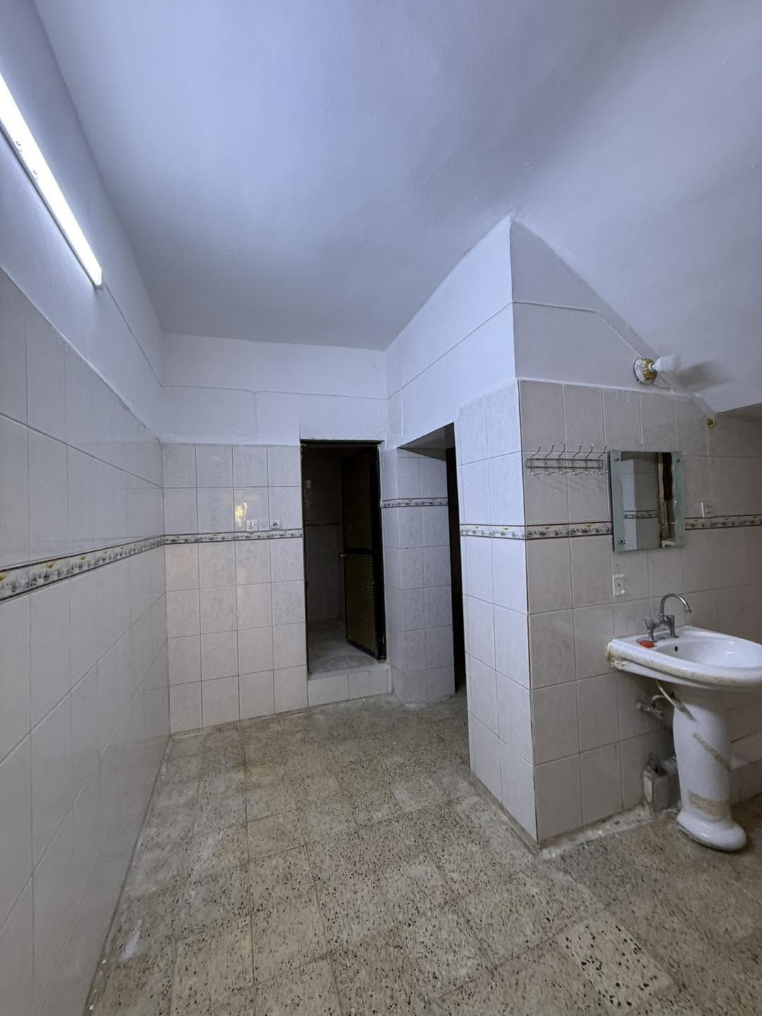 🏡✨ دار للإيجار – 200 متر | طابقين ✨

📐 المساحة: 200 متر
🛏️ 3 غرف نوم
🛋️ هول + استقبال
🍳 مطبخ
🚿 صحيات
🚗 كراج
🌳 حديقة

📍 شارع القدس – قرب مصرف الأهلي العراقي

💰 الإيجار: 450 ألف دينار شهريًا

📞 للاستفسار والتفاصيل:
***********
***********

🏢 الفيصل للعقارات و الاستثمار
📍 كركوك – نهاية شارع القدس – مجمع فلوريا – قرب مصرف الأهلي العراقي

نص مكتوب في الصور:
- الفيصل للعقارات دار للإيجار