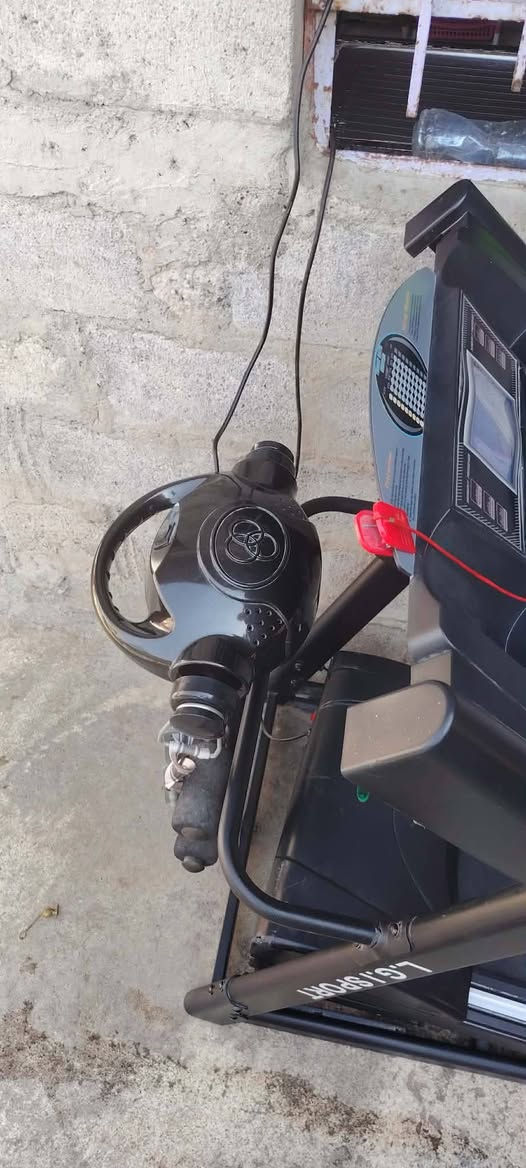 جهاز جري او ركض كهربائي للبيع
يحتوي جهاز تكسير الشحوم +مثبت شناو 
الجهاز بحالة جيدة ونظيف
السعر 155 الف وبي مجال
للاتصال ***********
