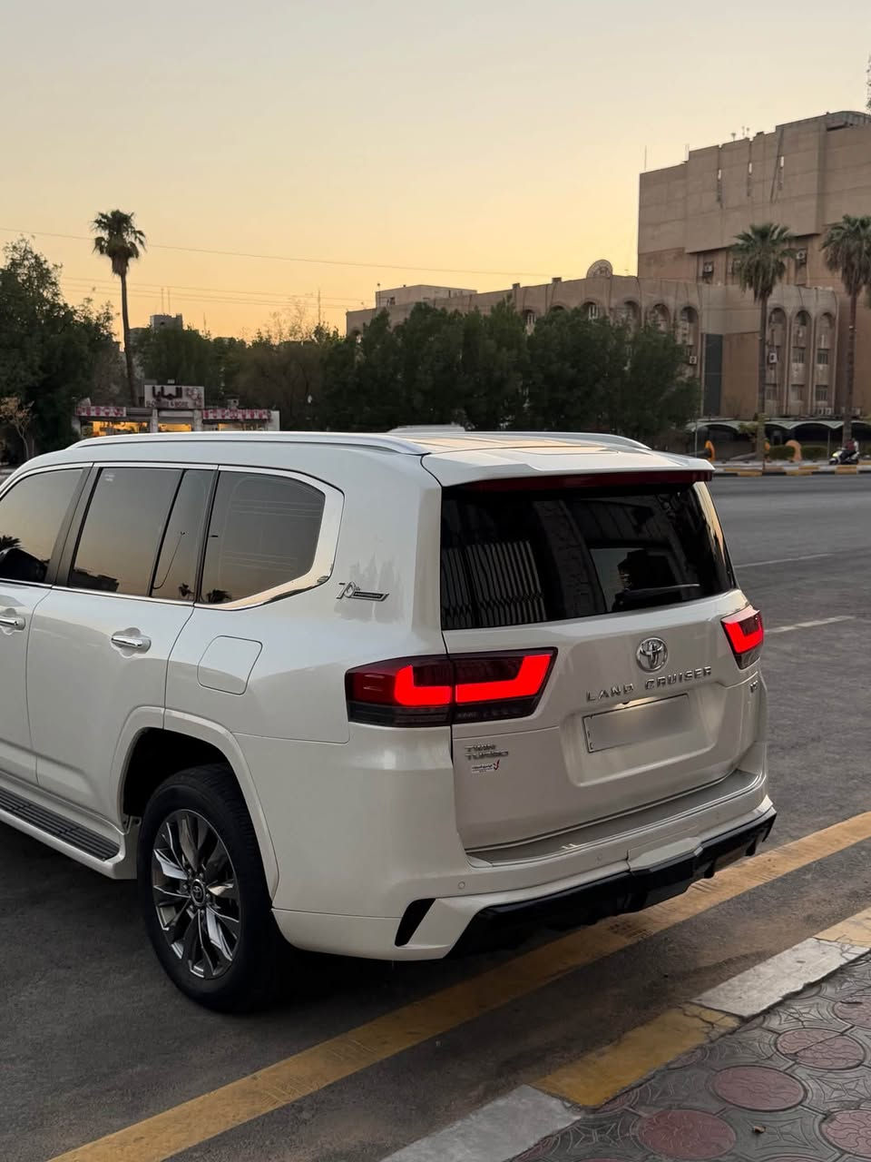 لاندكروز VX توين تيربو 2022 
السيارة ضمان وكالة ساز 
السيارة بيهه بنيد مبدل اصلي من الوكالة وبيهه بارد بسيط بل جنطة 
السيارة ماشيه 112
السعر 580$ وبيهه مجال
مكان السيارة بغداد - البلديات 
رقم الهاتف /واتساب ***********
