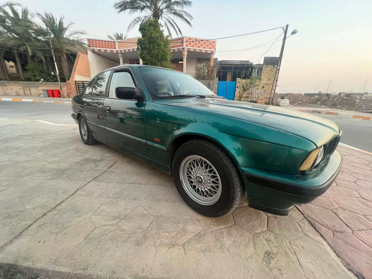 السلام عليكم بي ام للبيع حجم 520 مسكر فانوس بجم عريض موديل 91 كير عادي.  السعر 40 رقم الموبايل ***********
