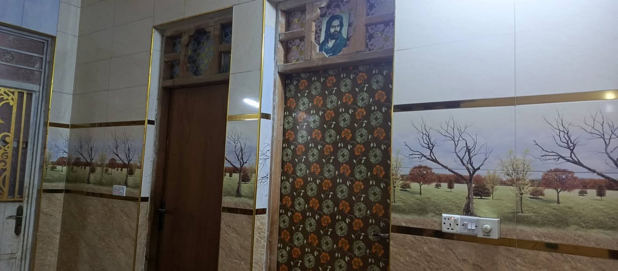 للبيع في بغداد / حي السفير  الخامسة)معروض  يقع في حي السفير / الخامسة، بموقع متميز وكامل الخدمات.المساحة الكلية: 160 متر مربع.عدد الطوابق: طابقين.الخدمات: شارع مبلط بالكامل، مع توفر كافة الخدمات الأساسية (ماء، كهرباء، مجاري).📞 للاستفسار عن السعر وتنسيق موعد للمعاينة، يرجى الاتصال على الرقم:   رقم هاتف هنا]‏‪***********‬‏
