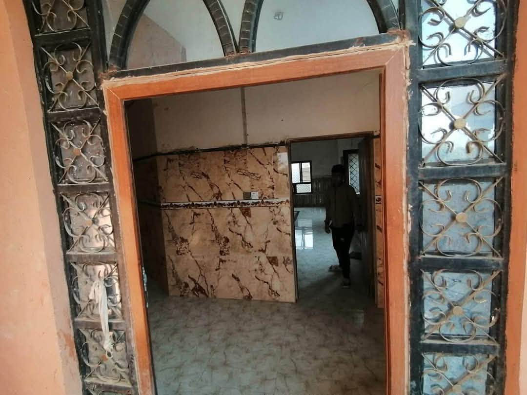 السلام عليكم بيت لليجارالعلم قرب قاعه القيثاره غرفتين نوم وستقبال وحديقه وكراج وحديقه
***********@
