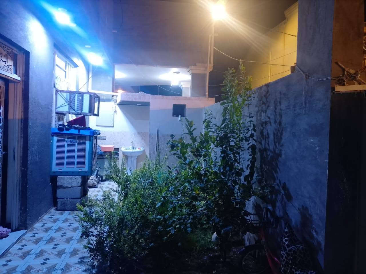 السلام عليكم
بيت للبيع الموقع حي الاسرى الزراعي مقابيل مجمع بيت حموز نهاية شارع مستشفى الرازي
المساحة 170 م
يحتوي على استقبال وصالة ومطبخ وغرفتين نوم ومناور 2
السعر 150وبي مجال
للأستفسار  الاتصال على ***********
