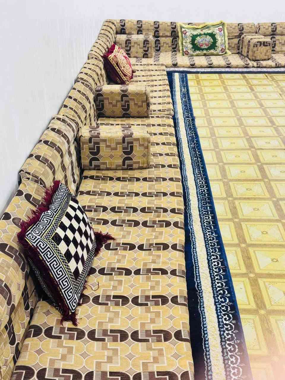 ديوان نظيف للبيع يكفي مساحه 7×4متر ب250 وبي مجال
***********
