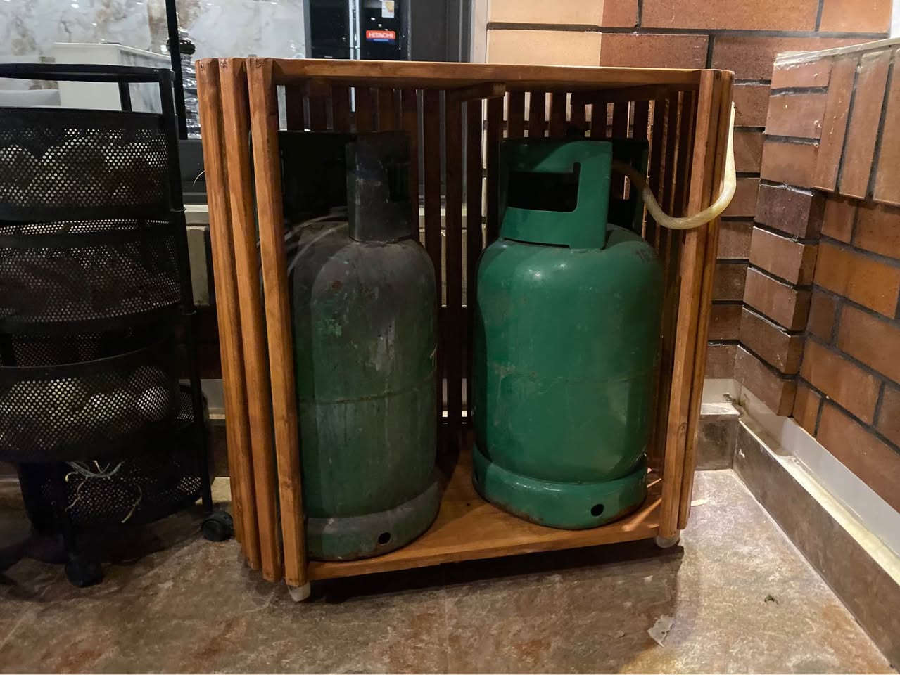 داشکان /تخفيضات / هەموو جۆرە رەنگوو قیاسێک بەردەستە   *********** أربيل, العراق

نص مكتوب في الصور:
- NATURAL BEAUTY WOODEN DESIGN SIMPLE ELEGANT DURABLE