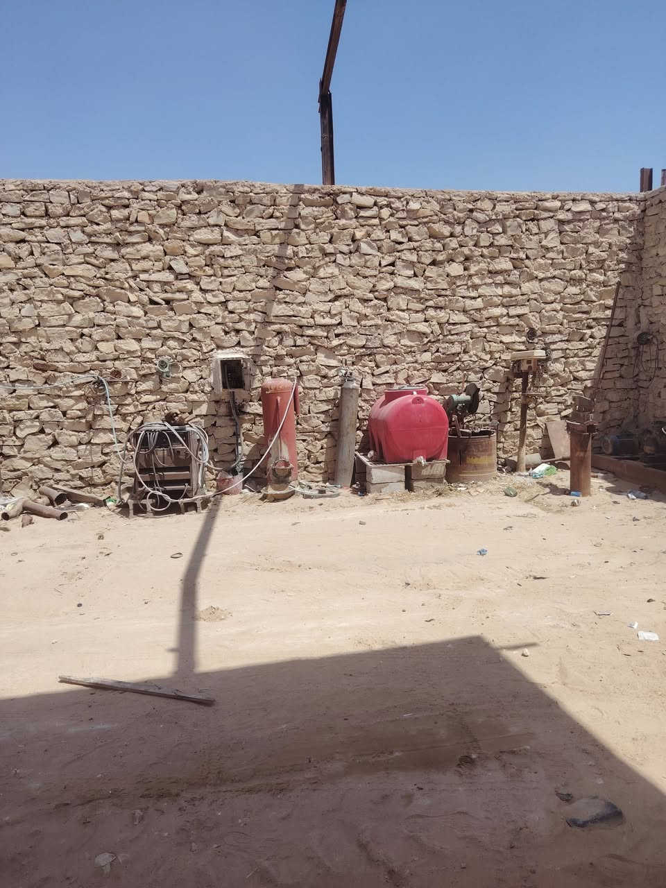 سلام عليكم محل للبيع بناء ٢٠٠ وراء ١٠٠ متر ترك عوزه سقف وباب تريده فارغ تريده هوه وغراظه يصلح لكلش محل جبير وخير من الله مكان نجف شارع العام مظلوم مساحته معه الوجهه ٩٠٠ متر الاستفسار ***********
