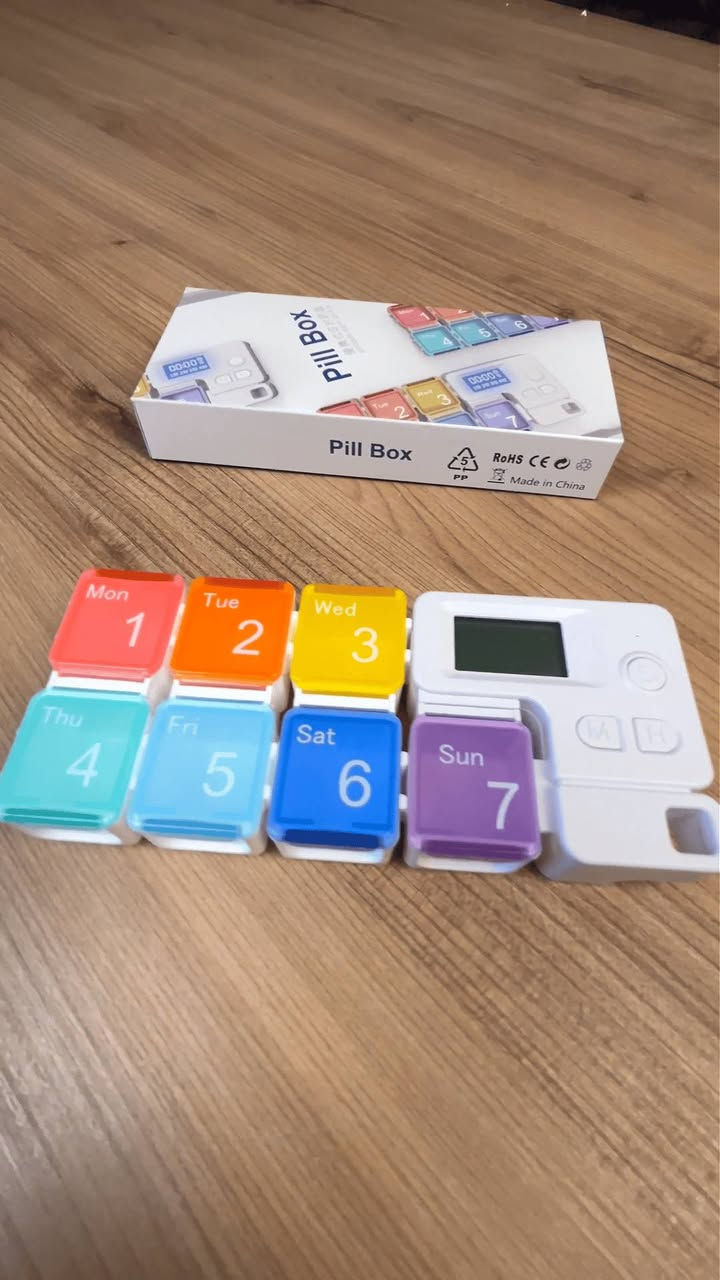 علبة دواء إلكترونية مزودة بجهاز إنذار 
Electronic pill box with alarm 

🔷الاستخدامات:

🔹تنظيم وجدولة تناول الأدوية، الفيتامينات، والمكملات الغذائية للمرضى وكبار السن بانتظام دقيق.

🔹تذكير المستخدم بمواعيد الجرعات اليومية بدقة ومنع نسيانها أو تكرارها بالخطأ بفضل المنبه الرقمي.

🔹مثالية للسفر، العمل، والرحلات بفضل إمكانية فصل الحافظات وحمل الأيام المطلوبة فقط.

⭐المميزات:

🔹منبه رقمي متطور (Up to 4 Alarms): شاشة رقمية ذكية مدمجة تتيح ضبط حتى 4 منبهات مختلفة في اليوم لتغطية كافة مواعيد الجرعات.

🔹تصميم نمطي قابل للفصل: تتكون من 7 خانات ملونة ومستقلة مرقمة من 1 إلى 7 ومطبوع عليها أيام الأسبوع بالإنجليزية، يمكن فكها وتركيبها بمرونة كاملة.

🔹أغطية ملونة شفافة: أغطية بألوان قزحية زاهية تتيح رؤية الأقراص في الداخل دون الحاجة لفتح العلبة.

🔹وضع توفير الطاقة (Power Saving): تنطفئ الشاشة تلقائياً بعد دقيقتين من عدم الاستخدام لإطالة عمر البطارية وتستيقظ بضغطة زر.

🔹إحكام الإغلاق: أغطية محكمة تمنع دخول الرطوبة أو الأتربة وتحمي الأقراص من السقوط أثناء التنقل.

📝الملاحظات:

🔹البطاريات المطلوبة: يعمل لوح المنبه الرقمي بواسطة بطاريتين من نوع AAA العادية (توضع في الجزء الخلفي للعداد) غير مدرجة مع المنتج.

🔹طريقة إيقاف صوت التنبيه: عند رنين المنبه في الوقت المحدد، سيستمر بالرنين لمدة دقيقة كاملة؛ يمكنك الضغط على أي زر لإيقاف الصوت فوراً. في حال عدم الضغط، سيعيد تذكيرك بنغمة قصيرة 3 مرات إضافية كل 5 دقائق.

🔹نظام التوقيت: يدعم الجهاز التحويل بين نظام التوقيت 12 ساعة أو 24 ساعة عن طريق الضغط على زري (M) و (H) معاً في نفس الوقت.

📏القياسات:

🔹أبعاد المنتج الكلية: 17 × 7 × 3 سم.

🔹أبعاد الحافظة اليومية الواحدة: 2.5 × 2.5 × 2.5 سم.

🔹أبعاد كرتون التغليف: 8 × 3 × 18 سم.

💳 ألسعر / 15،000 IQD
🚚يوجد خدمة توصيل
بغداد/ 3000 IQD
ألمحافظات/ 5000 IQD

نص مكتوب في الصور:
- Seven days of independent sections
- Pra quem vive esquecendo remédio Agora quero ver eu esquecer de tomar os meus remédios Caixa Organizadora De Comprimidos De 7 Dias , Temporizador Inteligente
- A caixa de comprimidos eletrônica é portátil