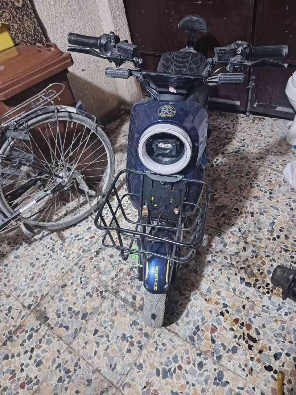 دراجه للبيع شغاله بيه بطاريتين منفوخات قليل بس شغاله وطبيعيه رايده ٢٧٥ وبيه مجال *********** بي واتساب
