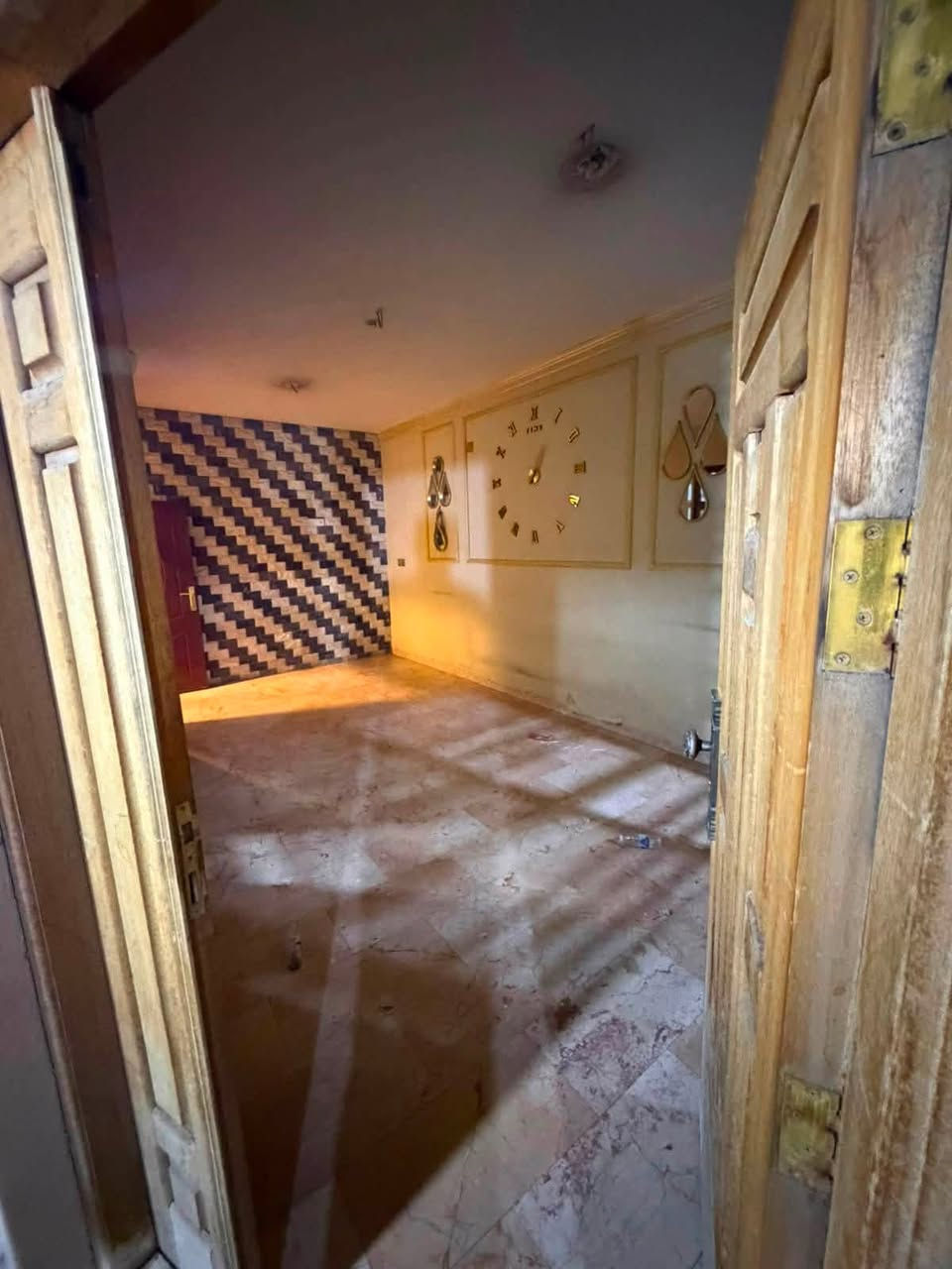 السلام عليكم 

بيت للأيجار ١٥٠ متر في السيدية في مربع جامع شاكر العبود.  
بناء حديث.  ٣ طوابق ٤ غرف نوم مطبخ حار وبارد ٣ حمامات كراج كبير وصاله وهول  للاستفسار اكثر 

الاتصال ***********☎️
