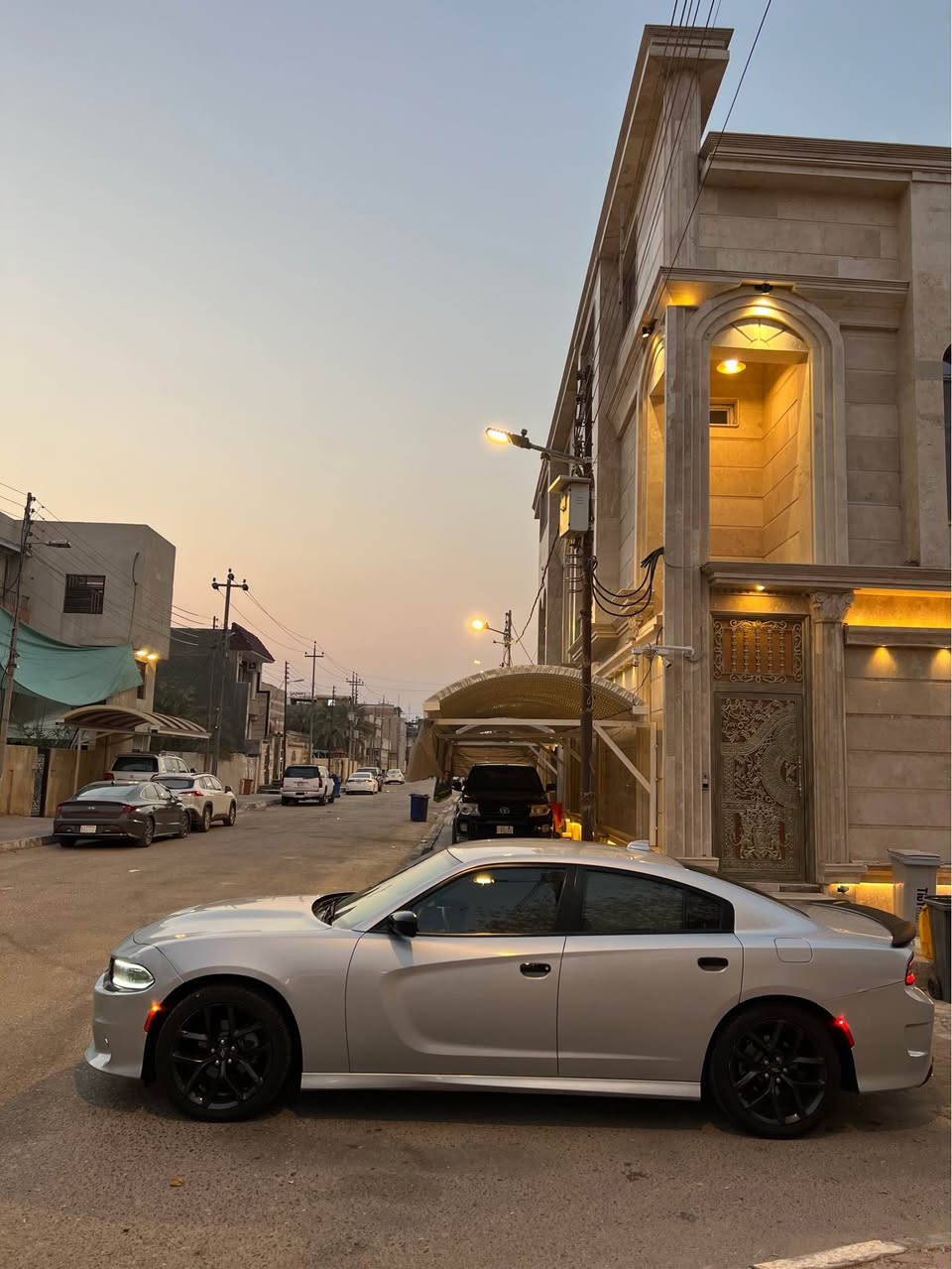 السلام عليكم 
دوج جارجر 2023 Sxt اصل الاصدار الاخير
البدي كفاله عامه وصور الحادث موضحه بالصور دعاميه اماميه فقط 
ملاحظه سياره عليه كت Srt وبنيد الاصلي موجود عندي
سياره جديده وبعدهي ع وضع الشركه ماشيه 50 الف جاهزه من كلشي 
محرك 3600 تو ويل
رقم بصره تحويل سنويه لـ2030
السعر 235 وبيه مجال مكاني بصره الجبيله
بيع او مراوس حسب قناعه
*********** البصرة, العراق
