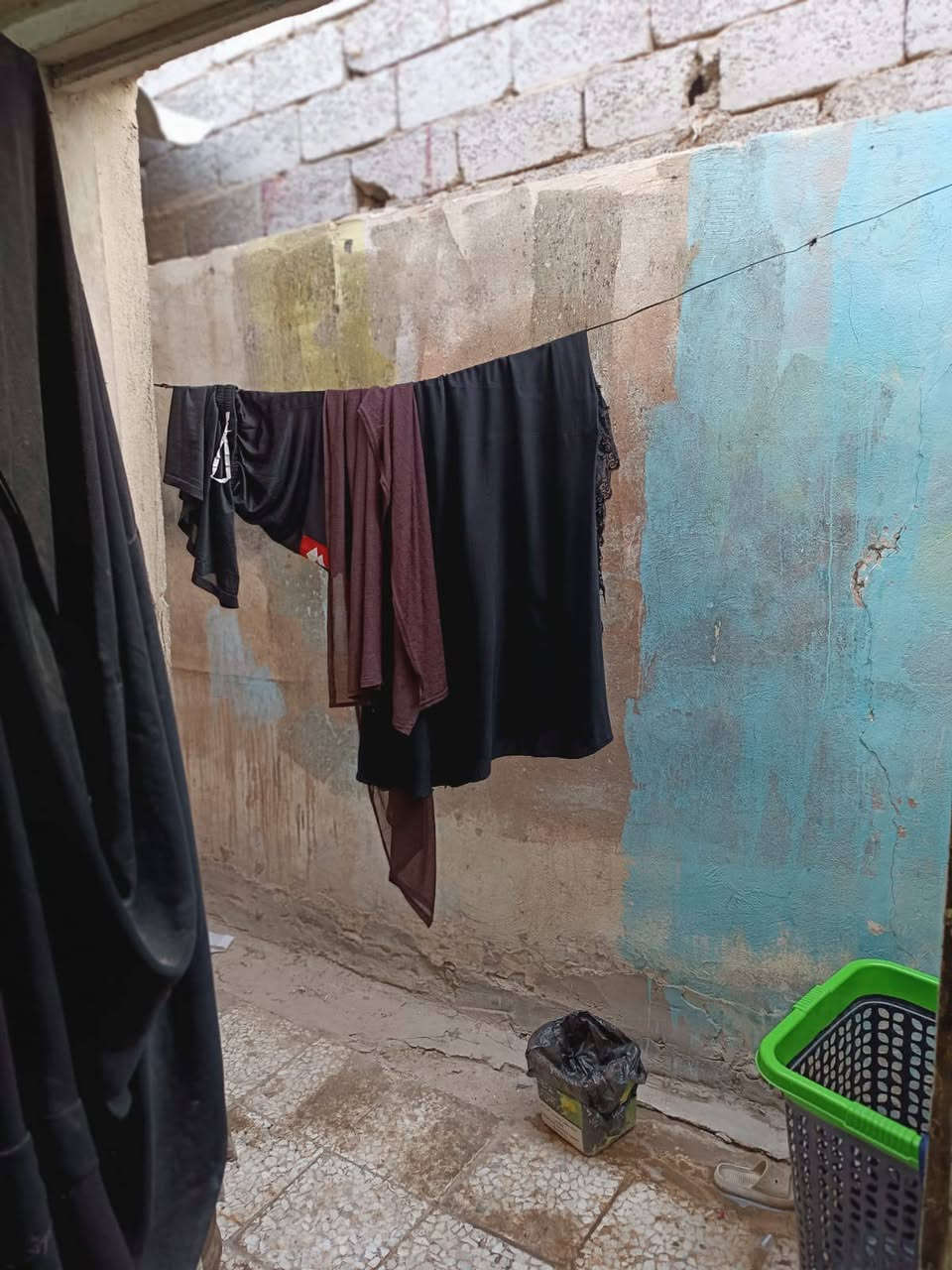 بيت مساحه 100 ب شارع مطار قديم  ب شارع مدرسة جناىن  غرفه وصاله ومطبخ  و منور  سعر 20  ***********
