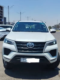 فورجنر 2024 للبيع  سيارة جديدة جدا على وضع الشركة محرك 2700 اربعه سلند...