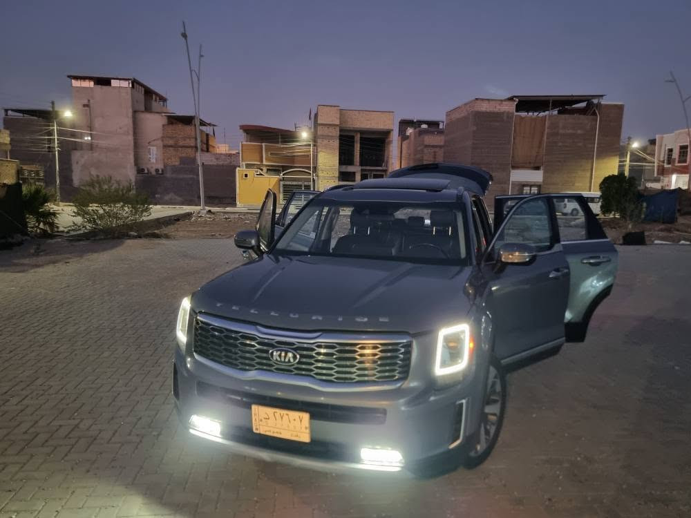 كياتيلورايد (Kia Telluride) موديل 2020 - واردأمريكي
​المواصفات العامةوالمحرك:
• ​المحرك: 6 سلندر (V6) سعة 3.8 لتر وقوة 291 حصان.
• ​الگير : أوتوماتيك من  6 سرعات.
• ​الكيلومترات : 119,889 
• ​أرقام بغداد (خصوصي) بأسمي تحويل ثاني يوم 
​المواصفات الخارجية:
• ​اللون: رمادي مميز (Dark Gray / Gravity Gray).
• ​فتحةسقف: فتحة سقف كهربائية.
• ​الإضاءة: إضاءة أمريكية LED مع كشافات وسلاسل DRL نهارية.
• ​العجلات: ويل كب  ألمنيوم مقاس كبير بتصميم رياضي.
• ​الحساسات: حساسات خلفية للركن.
• ​المرآة: مرايا جانبية كهربائية مزودة بإشارات تحذيرية.
​المواصفات الداخليةوالراحة:
• ​المقاعد: جلد أسود بحالة ممتازة جداً.
• ​التحكم بالكرسي: تحكم كهربائي لمقعد السائق.
• ​الشاشةوالترفيه: شاشة لمس حديثة ، مع كاميرا خلفية.
•  ​أنظمةالقيادة والأنظمة الذكية:
◦ ​نظام تحديد المسار (Lane Keep Assist).
◦ ​نظام منع التصادم / الفرملة التلقائية.
◦ ​نظام مانع الانزلاق .
◦ ​وضعيات قيادة متعدده (Drive Modes).
• ​التكييف: تكييف مركزي وكاله لكافة الصفوف.
• ​المساحة: 3 صفوف مقاعد (تسع لـ 7 إلى 8 ركاب) مع مساحة تخزين واسعة بالصندوق الخلفي.
​حالة والضرر :
• ​الجاملغ الأمامي الأيمن: به ضربة ومصلح
• ​البنيد (غطاءالمحرك): به ضربة ومبدل جديد
• ​باب السائق: ضربة صغيرة جداً (بحجم الإصبع).
• ​الجاملغ الخلفي الأيمن: تعديل على البارد بدون صبغ.
​مكان التواجد : البصرة شط العرب 
السعر : تواصل :*********** البصرة, العراق
