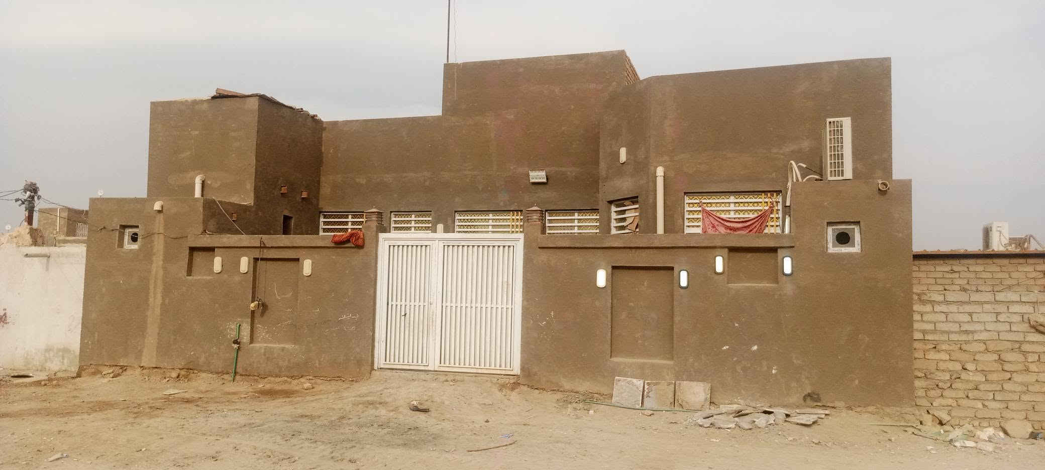 مساحة ٢٠٠ • براني ١٠×٤ • معاملة جاهزة