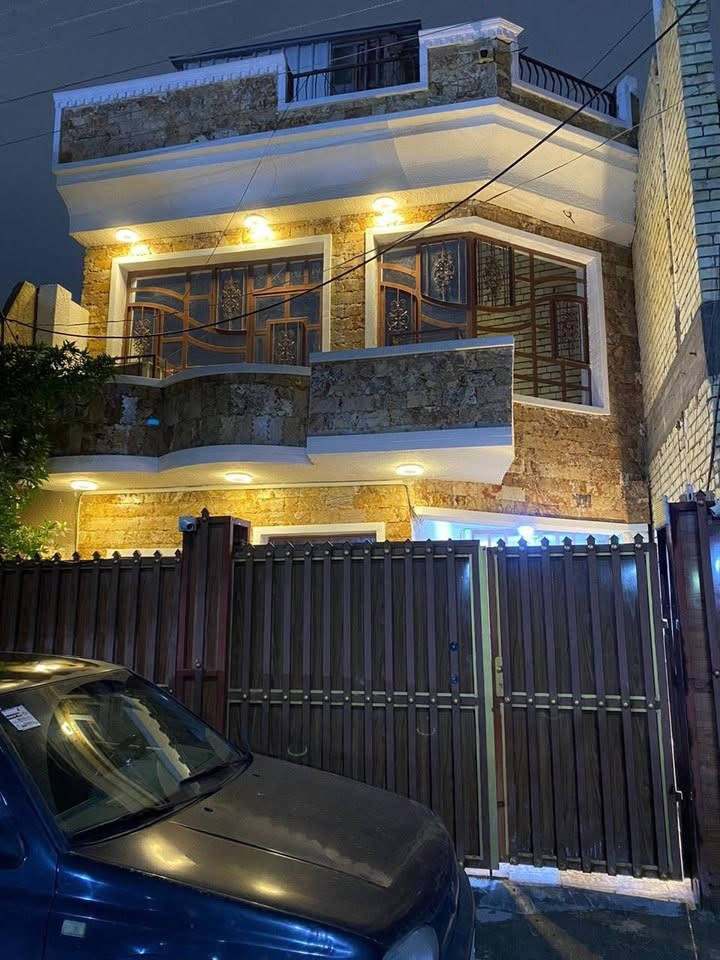 � للبيع دار سكني مميز – بغداد / السيدية / حي الشباب
📍 موقع مميز جداً وقريب من الشارع العام، وفي منطقة سكنية هادئة وقريبة من جميع الخدمات.

📐 المساحة: 120 متر مربع – ملك صرف/منفصل
🏠 بناء طابقين
🛠️ تم تحديث وتجديد البناء بالكامل عام 2025

🔹 تفاصيل الدار:

• 3 غرف نوم 🛏️
• غرفة استقبال للضيوف
• هول داخلي
• مطبخ 🍽️
• 3 حمامات 🚿
• كراج صغير 🚗
• سطحين
• تصميم عملي ومناسب للعائلة

📍 الموقع والخدمات:

✅ قريب جداً من مدرسة أميمة الابتدائية
✅ قريب من مدرسة الثبات المتوسطة
✅ قريب من الشارع العام
✅ قريب من الأسواق والمحلات وجميع الخدمات

⭐ موقع ممتاز + بناء محدث حديثاً + مساحة مناسبة للعائلة

💰 السعر: يُذكر عند التواصل

📞 للاستفسار أو تحديد موعد للمعاينة، يرجى التواصل على ***********.
