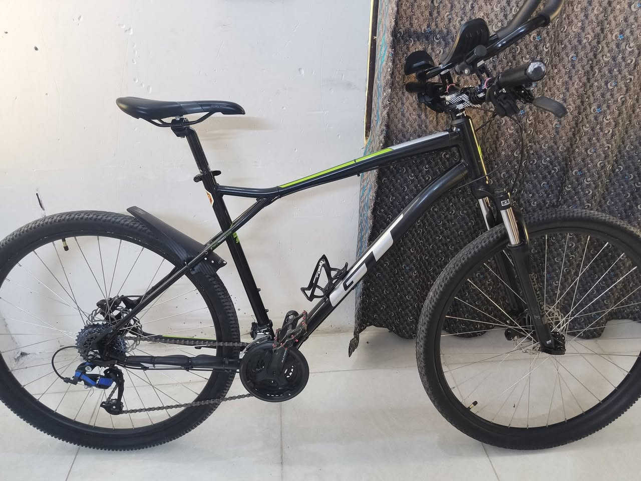 السلام عليكم👋👋
دراجة 🚲 من شركة GT  الامريكيه🇺🇸🇺🇸

اصداره 2022
معدن المنيوم الخفيف

بريكات شيمانو Mt200 🇯🇵🇯🇵

الجير من شركه مايكرو شيفت سبع 7*3

دبلات الامريكيه SR

وجود مقبض انسيابيه الهواء او راحه 

رجاء السعر عل خاص!! 💸💸
 
رقم *********** واتساب 📞📞
