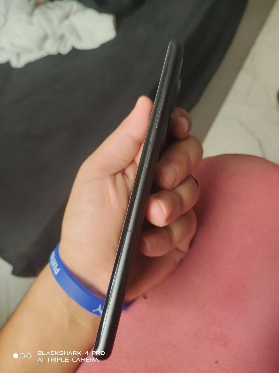 السلام عليكم one plus 12R ذاكرة 256/16 بطارية 97 جهاز اخو جديد زلغ مابي السعرر450 مكاني بغداد الشعب

نص مكتوب في الصور:
- BLACKSHARK 4 PRO AI TRIPLE CAMERA
