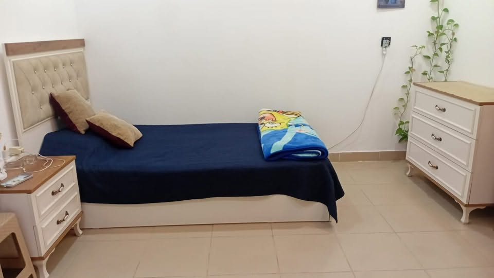 غرفة نوم شبابيه • نظافة ٩٠٪