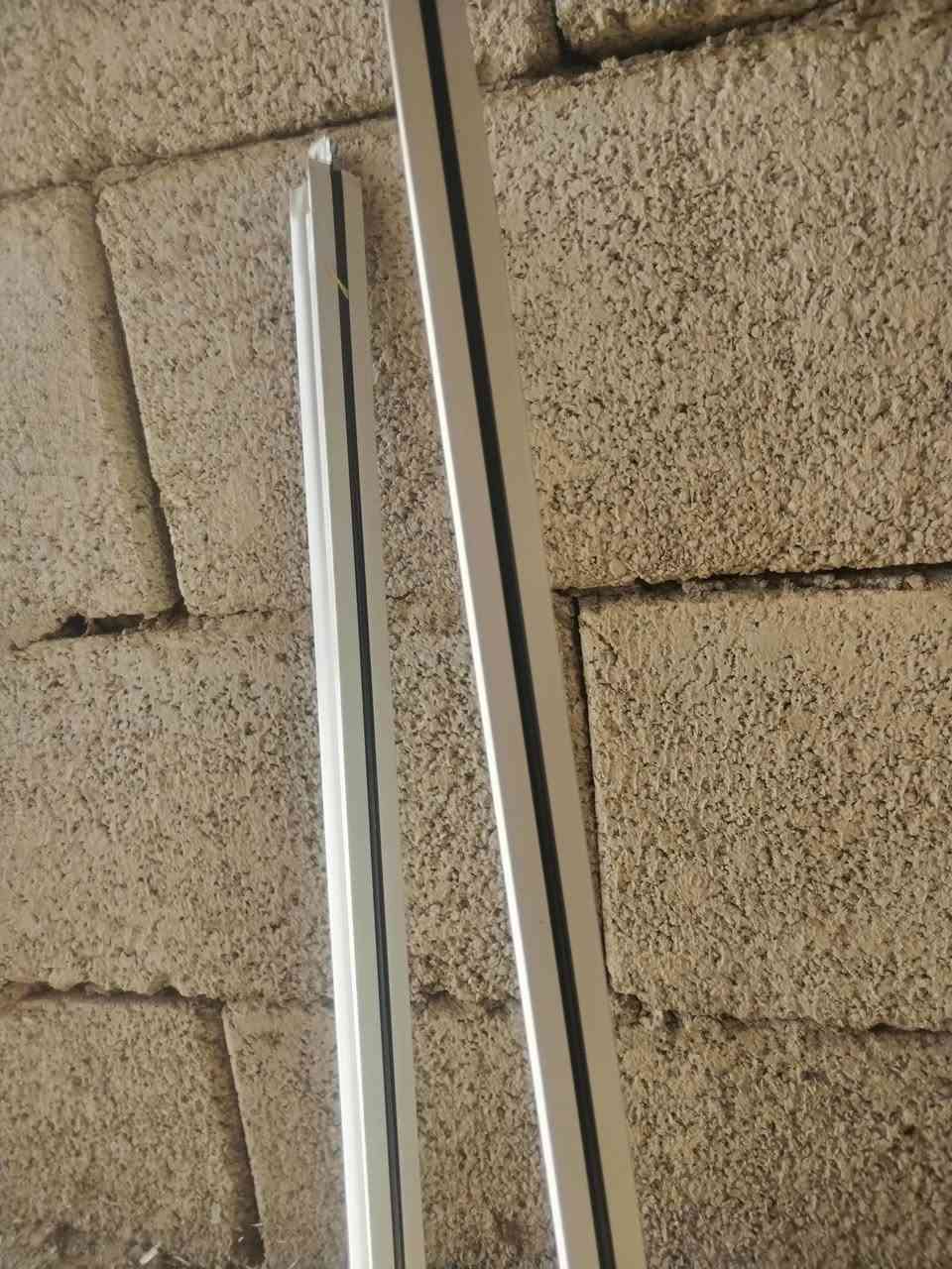 سلام عليكم سقف ثانوي للبيع ما ناقصه اي شي جاهز هوه وحدايده ومابيه اي ضرر واتواصل وبيك خير وتدلل ***********
