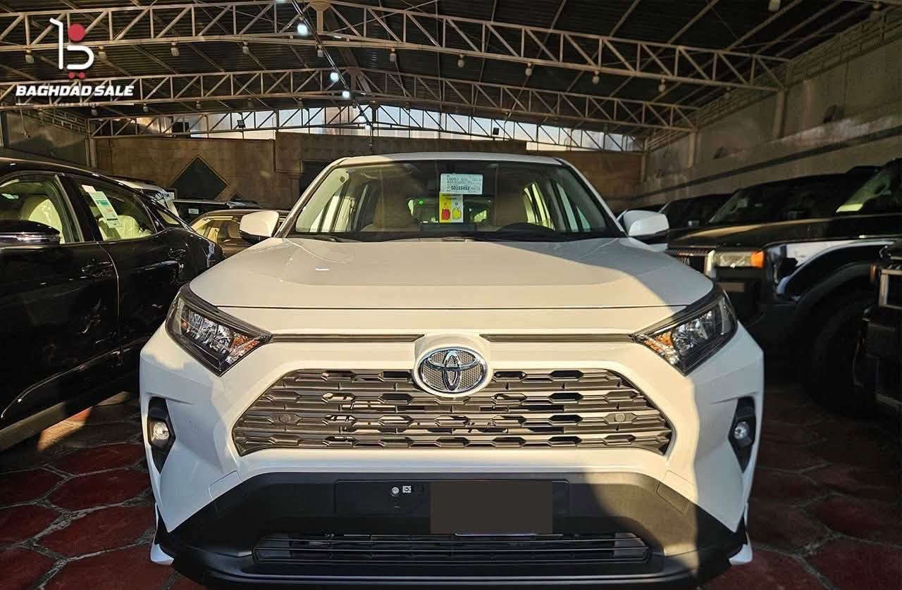 تويوتا راف فور 2025 – خليجي وكالة ساس
Toyota RAV4 2025

🌍 المدينة –  بغداد –الكراده 

•   🛣️  المسافة المقطوعة    - زيرووووو مرقم بغداد ومثبت لوخات 

💰 السعر:47،00000 مليون عراقي 

✅ المواصفات :

🚗 النوع: تويوتا راف فور
📅 الموديل: 2025
🎨 اللون: أبيض
📍 الكيلومترات: زيرو

⭐ الحالة: ممتازة – بدون حوادث
🌍 المصدر: خليجي
⛽ الوقود: بنزين
⚙️ المحرك: 2.4 لتر
🔩 4 سلندر
🔧 الجير: أوتوماتيك
🛞 الدفع: أمامي 2WD

• شاشة لمس
• بلوتوث
• Apple CarPlay
• Android Auto
• كاميرا خلفية
• حساسات أمامية
• حساسات خلفية
• تشغيل بصمة
• دخول ذكي بدون مفتاح
• مثبت سرعة
• شاشة معلومات للسائق
• مكيف أوتوماتيك
• شاحن لاسلكي
• منافذ USB متعددة
• مرايا كهربائية قابلة للطي
***********

نص مكتوب في الصور:
- BAGHDAD SALE
- 15 BAGHDAD SALE
- حمل التطبيق الان
- 15
- STORE SHOP