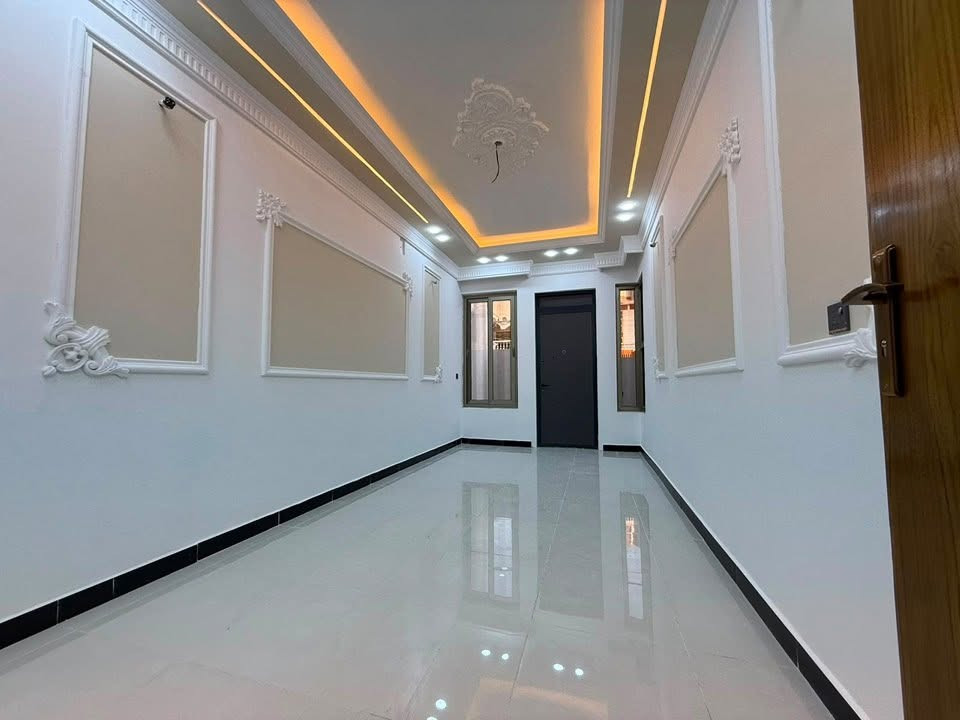 🏠دار حديث للبيع 
في حي التجار / مقابل جامعة الامام الكاظم
📎قرب شارع التجار العام

📎بناء حديث فول درجى اولى 
🔸المساحة:90م. 
 🔸واجهة:4.5م نزال:20م

يحتوي على 

🔸الطابق الارضي :طرمة

 🔸استقبال منفصل 
 🔸 + مطبخ حار بارد مفتوح على الصالة
🔸 منـور 
🔸+ حمام كبير + غرفة نوم كبيرة

🔸الطابق الاول 

🔸غرفتين نوم كبيره + حمام

للاستفسار الاتصال بالرقم التالي 
*********** 
او مراجعة مكتب الدار للوساطة العقارية 
الكائن في حي البنوك بداية شارع الكنيسة من جهة الجسر
