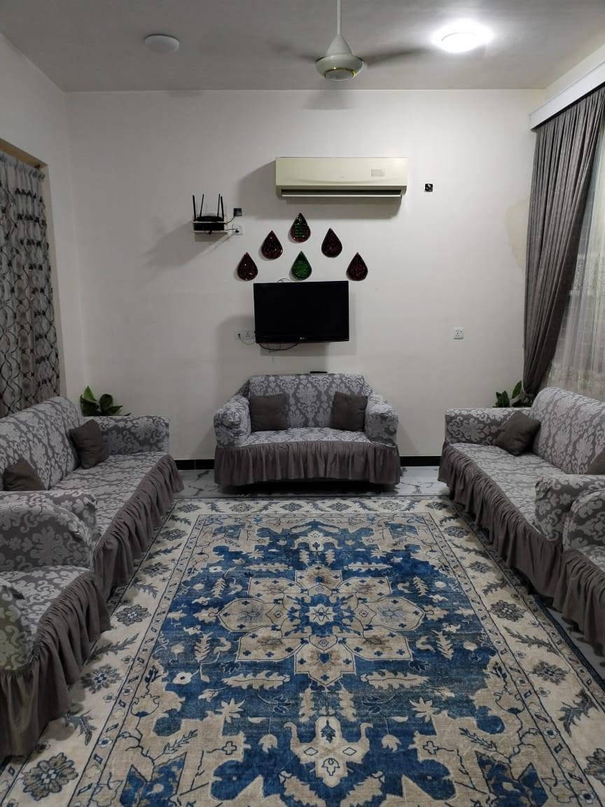 (بسمهِ تعالى)
بيت للبيع في منطقة الخاجيه (عميشه)
المساحه 200م
يتكون من طابق ونصف 
الطابق الاول (غرفتين + هول + مطبخ + استقبال + مجمع صحيات)
والطابق الثاني (هول + مجمع صحيات فقط)
ملاحظه (الدار مطلوب أسكان)
للأستفسار ; ***********
***********
