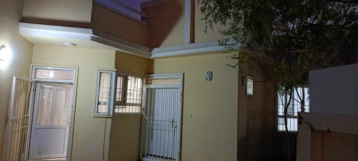 🏠 للبيع بيت سكني مميز في مجمع الزيتون

📍 الموقع: مجمع الزيتون، قريب من جامع دار السلام والمدرسة الكردية والأسواق، وقريب من جميع الخدمات.

📐 المساحة: 200 متر
🛏️ غرف النوم: غرفتان
🏡 الطابق: طابق واحد
🎨 الحالة: البيت مصبوغ حديثًا ونظيف جدًا، وجاهز للسكن.

💰 السعر: 7 دفاتر
🤝 يوجد مجال بسيط للتفاوض للجادين.

📞 للاستفسار والاتصال:
*********** كركوك, العراق

