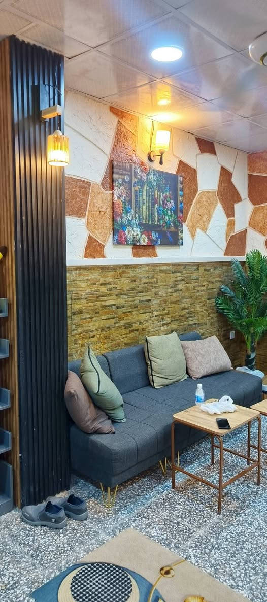 🏡   للايجار شقة مؤثثة  للمغتربين والعوائل فقط في منطقة علي الصالح( خلف جامعة اشور) على الشارع التجاري/ شارع المركز بموقع مميز حيث تبعد 15 -20 دقيقة فقط عن:

📍 مدينة الكاظمية المقدسة
📍 منطقة المنصور ومتنزه الزوراء
📍 منطقة الأعظمية

مميزات الشقة:
✅ أثاث حديث ومتكامل
✅ غرفتين نوم مع صالة كبيرة ومطبخ منفصل مع حمام وصحيات غربي. 
✅ تكييف تبريد وتدفئة 
✅ إنترنت (Wi-Fi) مجاني. 
✅ بيئة آمنة مع دخول ذكي للشقة ( رمز سري) مع كاميرات مراقبة خارجية. 
✅ وجود مطعم ماكولات شرقي وغربي في نفس البناية. ويوجد بالقرب من البناية صيدلية ومكتبة واسواق ومحل خضروات وفواكه 🍌🍎🥬وصيرفة ومطاعم شوي دجاج وسمك 🪿🦈 
🪜سهولة الوصول إلى جميع المناطق الحيوية في بغداد { كرخ ورصافة}

💸 الإيجار: 
🌹 اسبوع واحد 350 دولار
🌹 اسبوعين 600 دولار
🌹 شهري  900 دولار

الوثائق المطلوبة: نسخة من
💎 عقد الزواج 
💎 البطاقة الوطنية الموحدة للذين سوف يقيمون في الشقة
💎 بطاقة السكن

📞 للاستفسار والحجز وطلب إرسال الموقع الاتصال: واتس اب ***********
