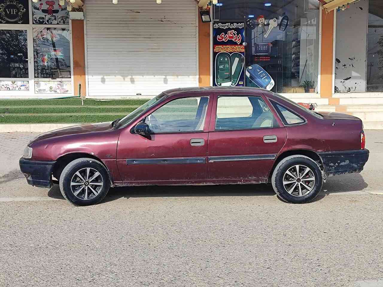 ئۆپڵ ڤیکترا مەکینە 20 سەنەوی وەکالە . مۆدێل1990  لایت و ئیشارەت ئیشەکات کارەبای مەزبوتە بەشەرت گێڕ و مەکینەی بەشەرت دوکەل و سەرف و بوخار بەشەرت مەکینەی زۆر مەزبوت و بێ کێشەیە بەنزین زۆر کەم ئەخوات بەرگە دەرگاو ناوی زۆر جوانە سەیارەی ماڵە هی مەعرەز نیە  ئەوەلیات و موس و بڕاوە بەشەرت
پشت و پێشی کەپسە  خیاساتی نییە  
***********
