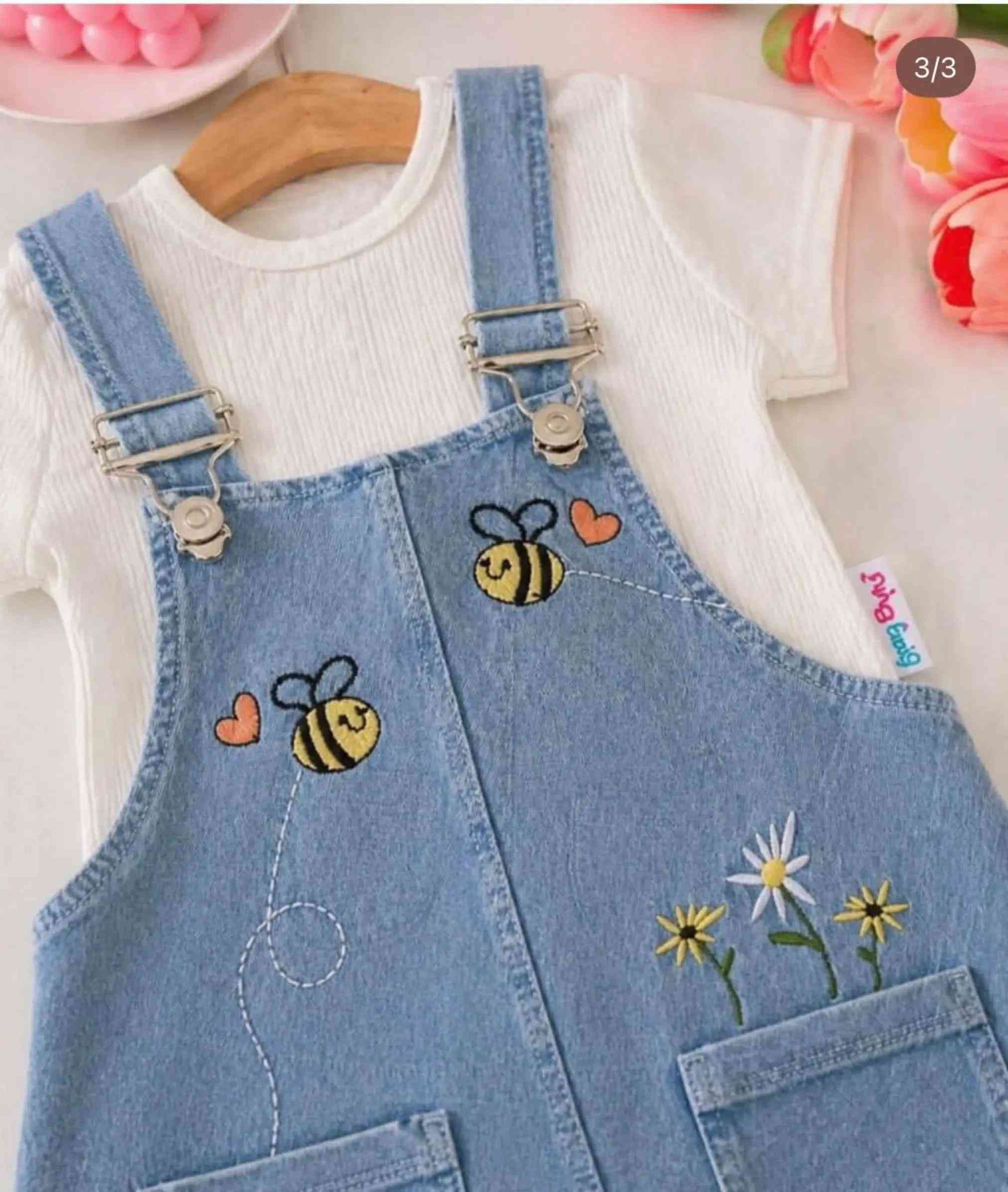 🌸 كيوت البنوتات وصل! 😍💗 ✨ فستان جينز صيفي قطعتين ✨ ستايل ناعم وكيوت، مزين بتطريزات النحل والزهور 🐝🌼 ومعه تيشيرت أبيض خفيف، مناسب للطلعات والمشاوير وأجواء الصيف ☀️💕 👗 القياسات: من 3 شهور إلى سنتين 🇹🇷 قماش تركي صيفي مريح وناعم 📍 العنوان: موصل – حي سومر – مقابل أعراس راما 📱 للطلب والحجز واتساب: *********** 💖 قطعة تخلي أميرة البيت تكمل كشختها! 👑🌸 #البسه_الكرم_للاطفال #ملابس_بنات #ملابس_اطفال #ملابس_مواليد #ملابس_صيفية 
