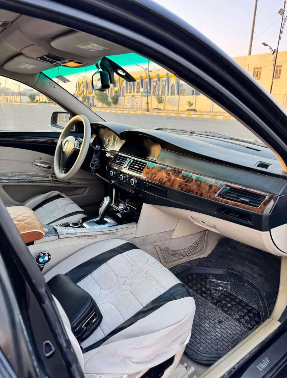 Bmw E60 2008 n52
فتحة
بصمة
مقاعد جلد
تحكم مقاعد
كير كوبرا سبورت وعادي واوتو
السيارة مصبوغة حزام 
حادث امريكا جاملغ خلفي
لايت عالي زنون
السعر 110 وبيها مجال
***********

