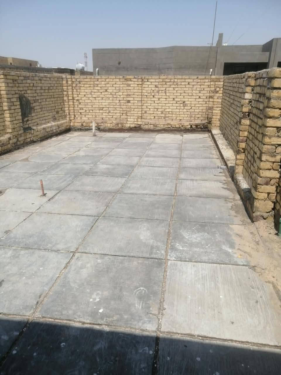 الدار للبيع حي الزهراء المساحة 100متركونكريت مسلح غرفين صاله مطبخ استقبال حمامات داخليه وخارجيه السعر 92معه المجال بصيط *********** خدمات مستمره قرب المدارس
