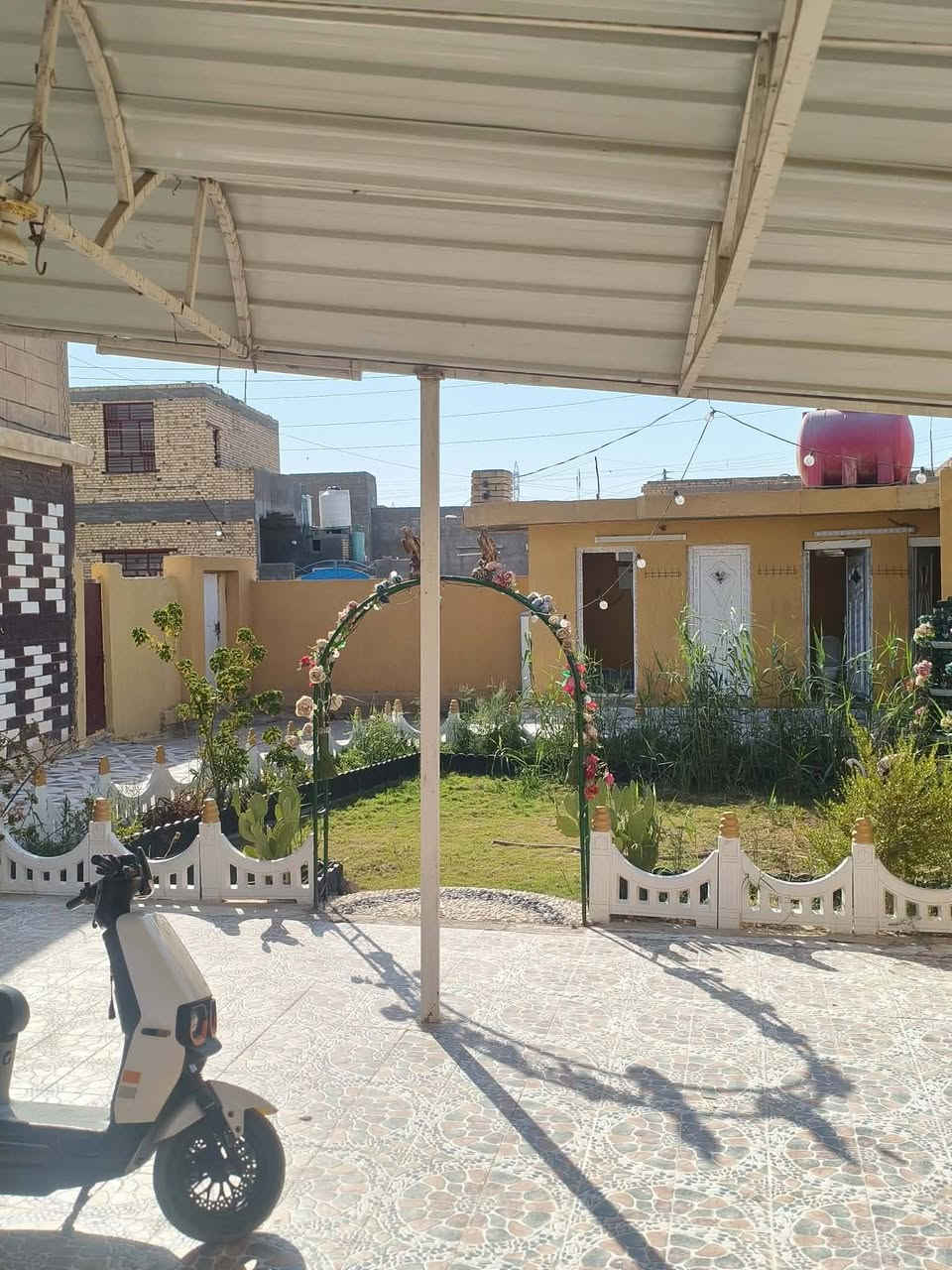 السلام عليكم
بيت للبيع مساحت البيت الكلي 2000 +قطع داخل لبيت 5
مشمول بل طابو  عرض شارع مقابيله 19
يبعد عن شارع ابو لماش السايدين 75 م
 
الديوانيه         14

 لغرف عدد 5.     5/4

المطبخ.        5/4

حمامات داخليه وخارجيه عدد 9

الصاله.     14/4

باقي تفاصيل ع الهاتف 
***********
