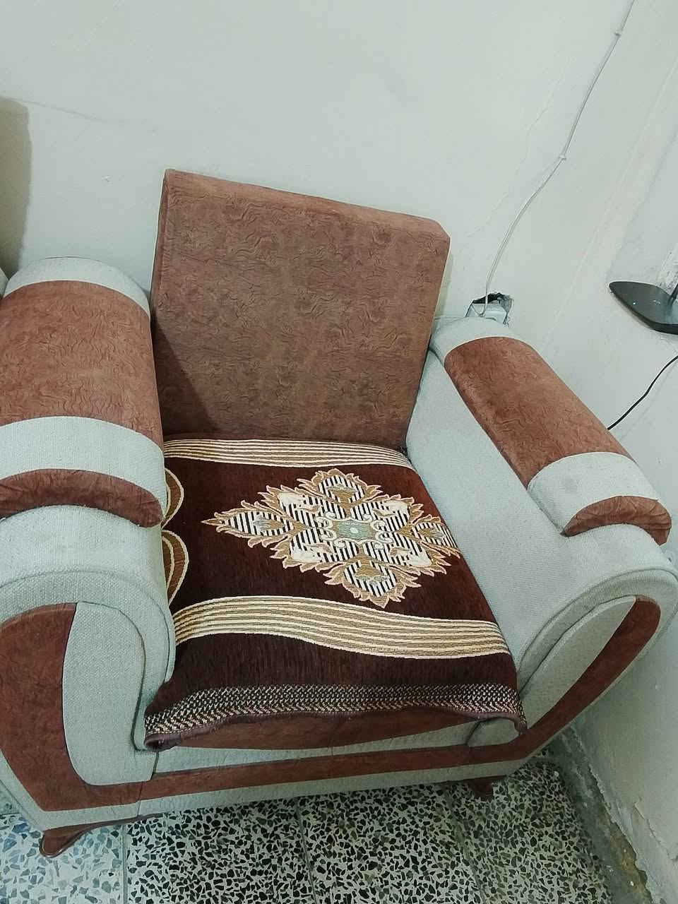 سلام عليكم تخم للبيع 
السعر 300 الف عشر مقاعد للستفسار رقم الهاتف ***********
