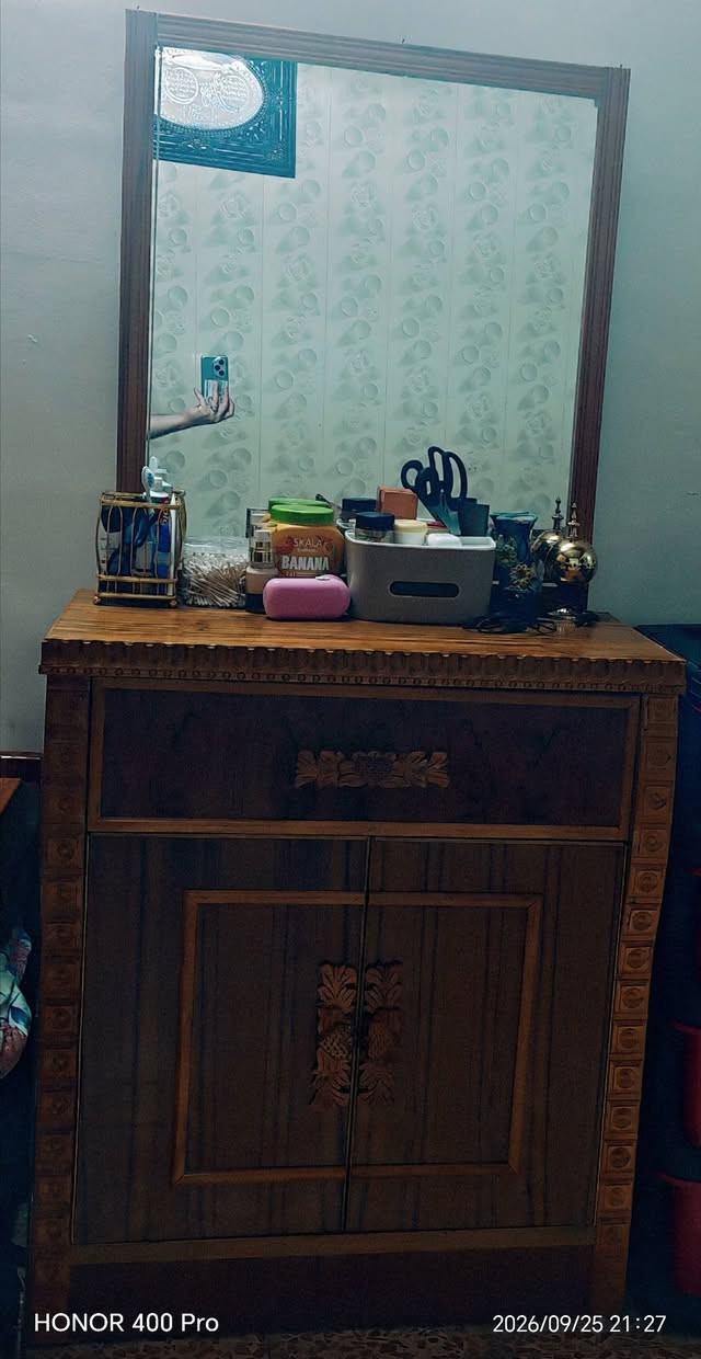 تخت وميزتواليت وكومدينة ب100 الف
للتواصل ***********

نص مكتوب في الصور:
- HONOR 400 Pro 25/09/2026 21:27
- HONOR 400 Pro
- 25/09/2026 21:27