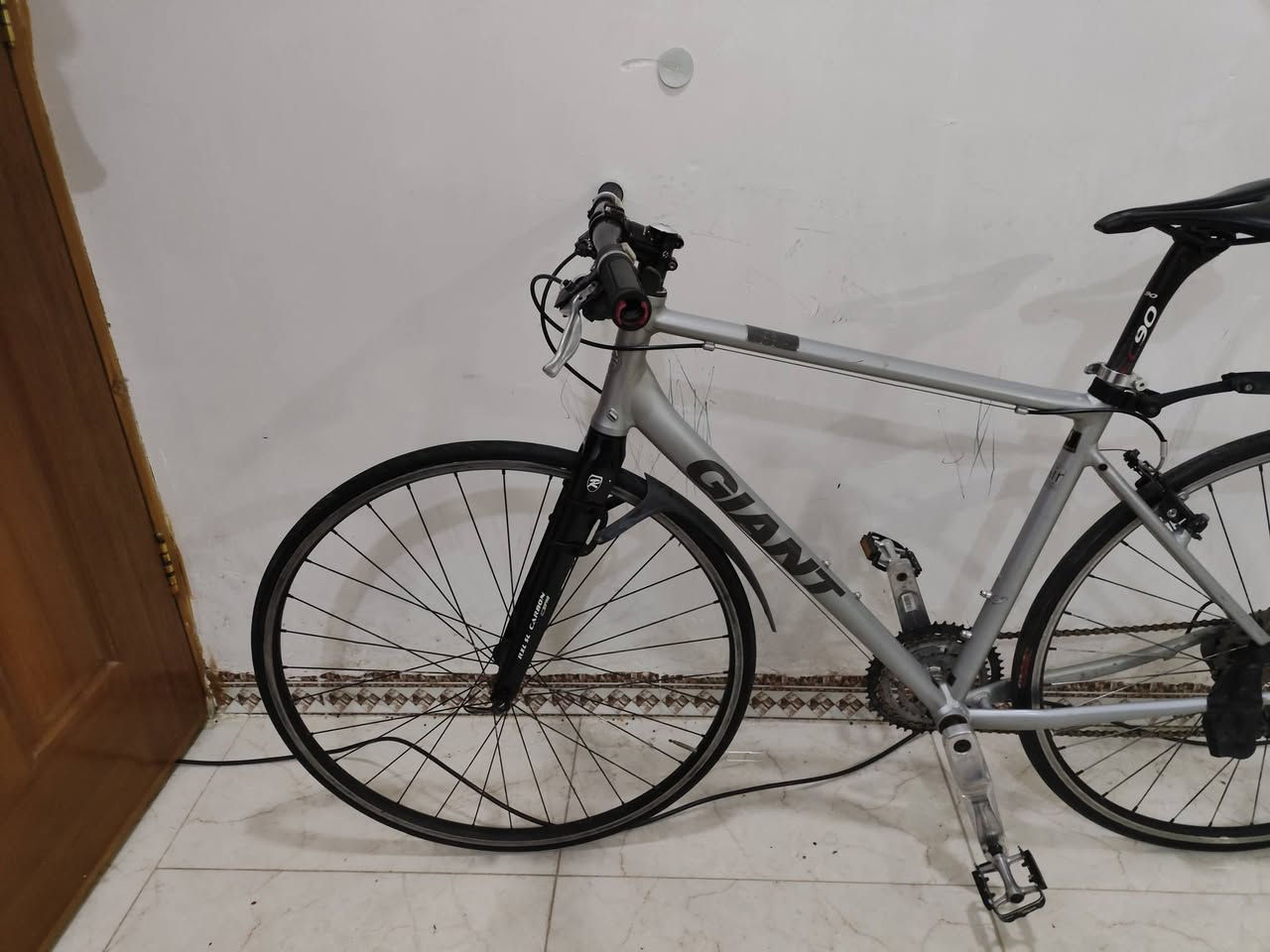 🚴‍♂️ بايسكل C700 للبيع
🔹 الماركة: Giant
🔹 ارتفاع الفريم: M
🔹 سستم سرام بدون نقال أمامي
🔹 3 قطع كاربون:
 • بوري سرج كاربون
• ركبة كاربون
• ماشّة كاربون
🔹 بريك خلفي فقط
🔹 نظيفة
🔹 جامَلغ أمامي وخلفي

💰 السعر: 190 ألف، بي مجال
🚚 يوجد توصيل
📍 مكاني: كوت
📞 ***********
