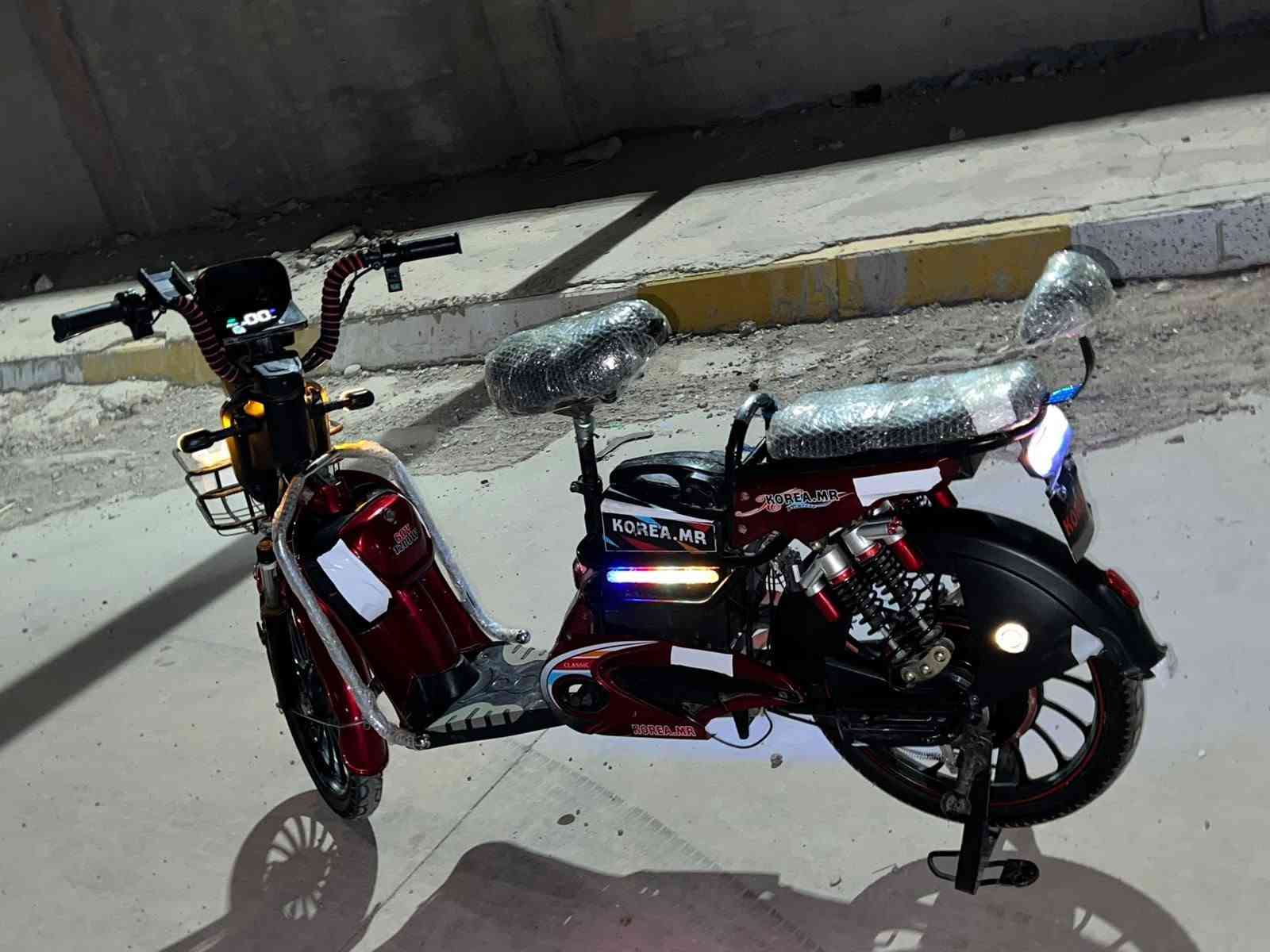 السلام عليكم بيسكل 🚲للبيع موديل 2024بيسكل جديد جديد بمعنه الكلمه 💯💯تيرات ثنين جوبلس جديد شاحنه جديد 5بطريات جديد حجم 20🔥دبل اشاره ➡️⬅️يمين يسار رباعي ملف 1500💯♀️شراي اتصل ***********سعر 275او بي مجال للشراي 💯🚲مكاني كركوك
