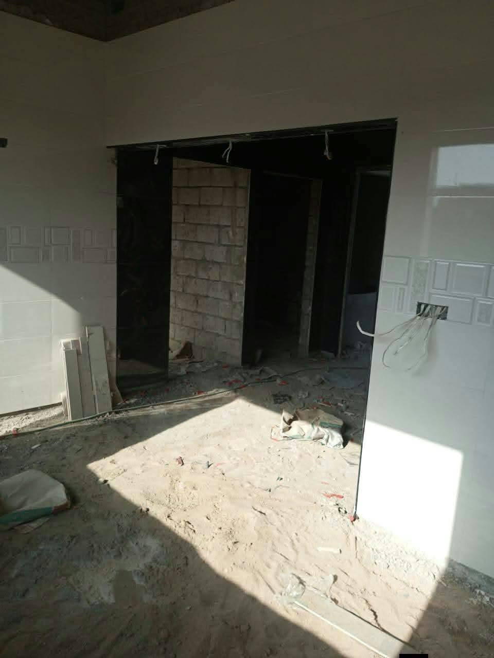 مستعجل سلام عليكم  هيكل  للبيع في حي الملايين الثانية تقطيع الملك بفرع المدرسة الابتدائية وصل بلدية سند [25] المساحة الكلية [200] متر   واجه[ 10 ]   على شارعين امامي وخلفي يتكون من ثلاث طوابق مساحة البناء [104] و [96] متر حديقة وكراج .
الطابق الاول : غرفة نوم وهول وستقبال ومطبخ وصحيات.
الطابق الثاني : ثلاث غرف نوم مع صحيات واحده منهم سويت.
الطابق الثالث : غرفة نوم وهول وسطح ناصي وعالي .
البيت مرحلة اولى كهربائيات وصحيات  مع سيراميك جدران كامل كوبنات حلان لبخ الواجها كامل و ابواب خارجية حديد كامل .
للاستفسار مراسلة الصفحة .
مــــلاحظــــــة الهيكل منجز بنسبة (60%)
يرهم مراوسة مع قطعة أرض للستفسار اتصل علئ *********** +وتساب
