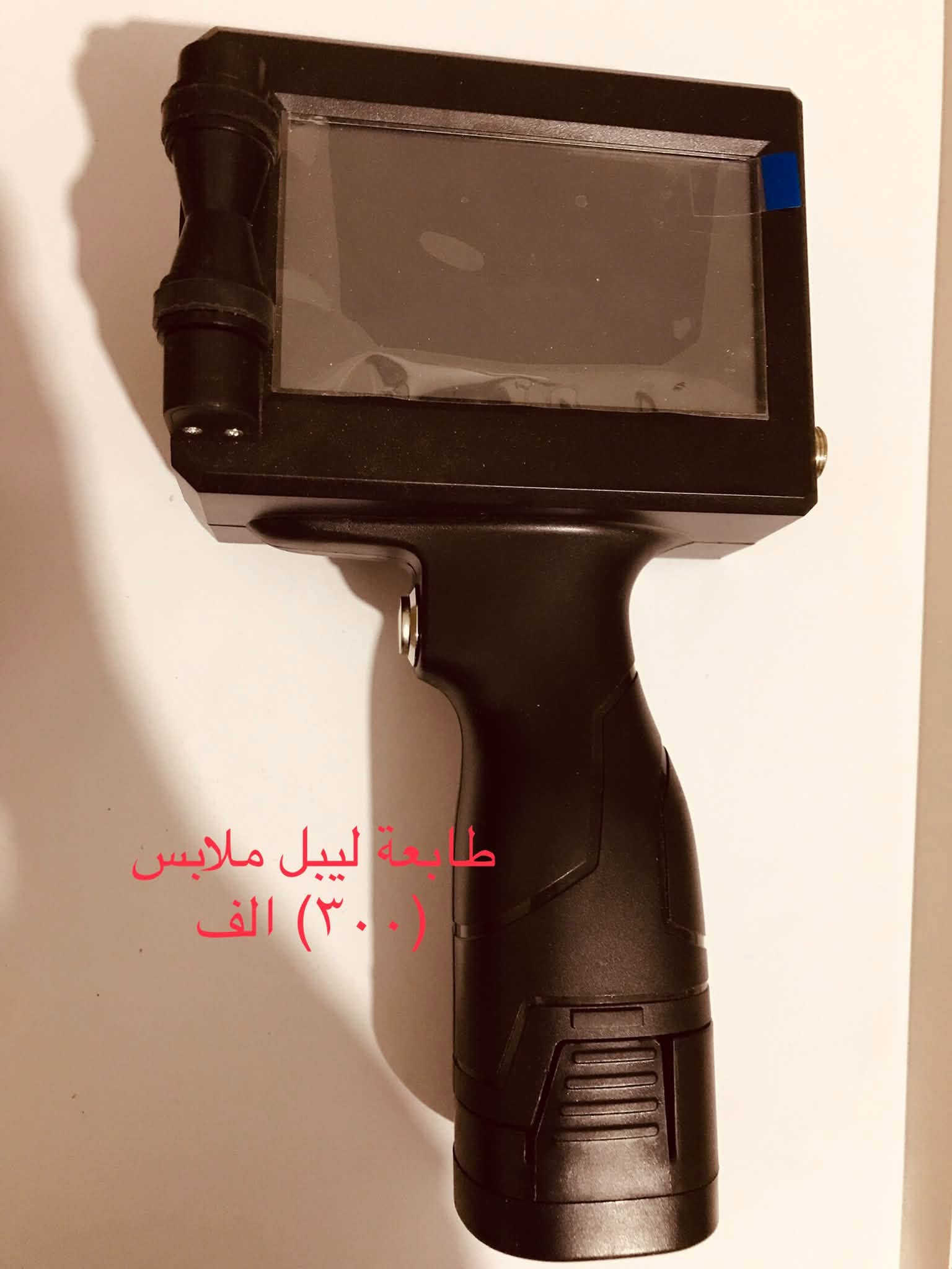 كائن خياطة لبيع
مكينة الاوفر 
مكينة السنجر (التكل)
مكينة الاورليه (الرش)
مكينة بيت الدگمة (الك)
مكينة الدكم
مكبس حراري
طابعة ليبل ملابس 
العنوان البصرة

نص مكتوب في الصور:
- السينجر ٤٠٠ (فل كمبيوتر)
- مكينة الدكمة (٥٠٠)
- بيت الدكمة (مليون)
- (800) مكنة الرش
- مكبس حراري جديد (٣٠٠)
- طابعة ليبل ملابس (٣٠٠) الف