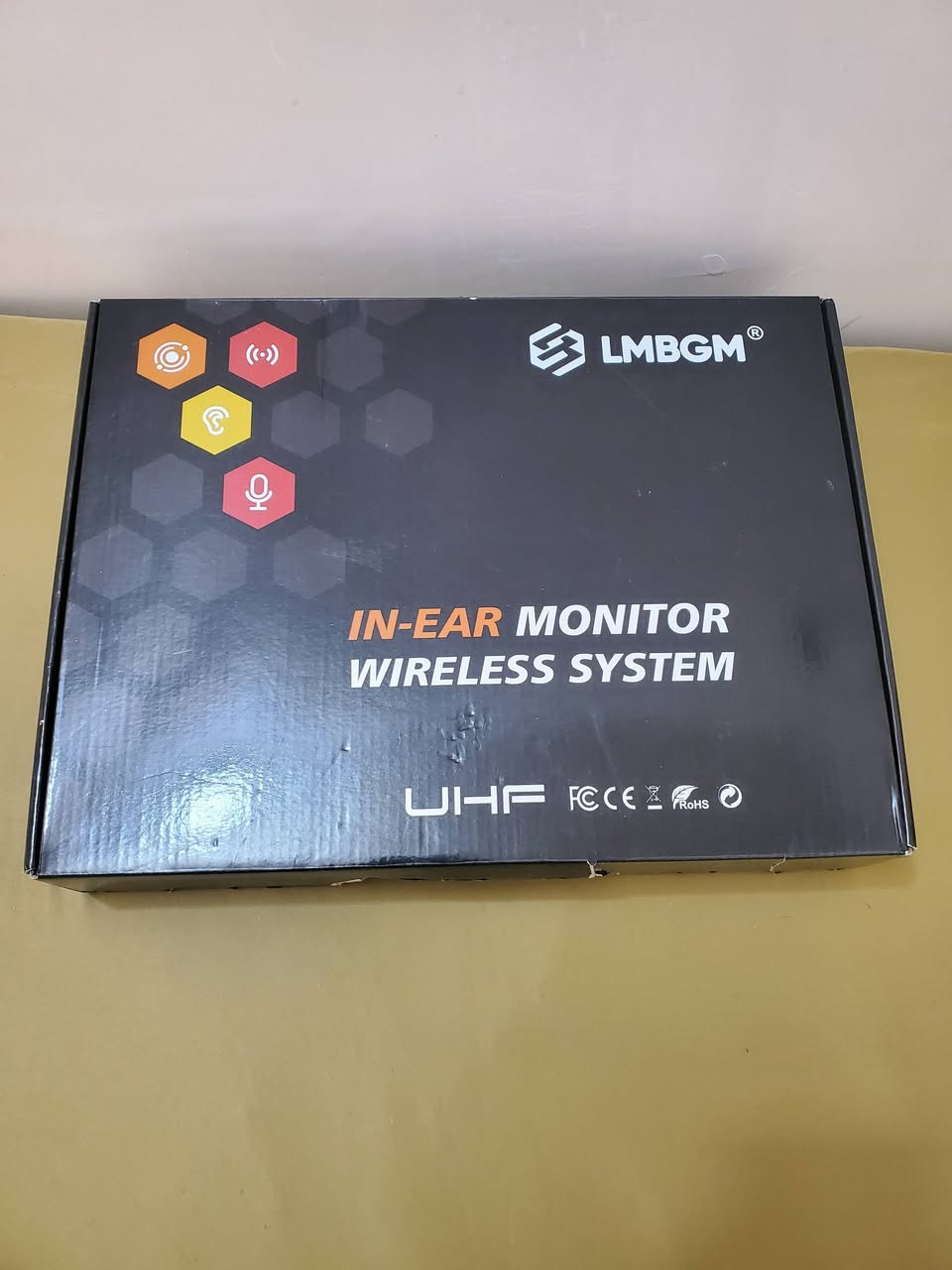 نظام مراقبة لاسلكي داخل الأذن (In-Ear Monitor System) من العلامة التجارية LMBGM، طراز AR1100.يتضمن النظام جهاز إرسال (Transmitter) مع شاشة LCD، وجهازي استقبال (Bodypack Receivers)، وسماعات أذن.يعمل النظام على ترددات UHF ويتميز بتقنية اقتران التردد بالأشعة تحت الحمراء (IR) لسهولة الإعداد.يستخدم عادةً للمسرح، الاستوديو، والعروض الحية لتمكين الموسيقيين من سماع صوتهم بوضوح.

المراسلة خاص او واتساب ***********
يوجد توصيل لكل المحافظات
